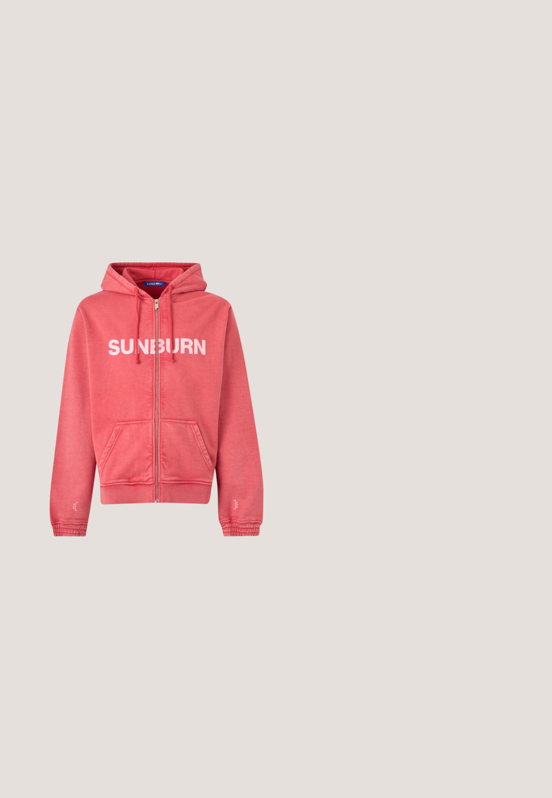 Sweat à capuche zippé couleur corail avec poches avant, capuche avec cordon, poignets élastiques et texte blanc "SUNBURN" sur la poitrine.; Veste mauve sans manches avec fermeture éclair à l'avant et deux poches latérales avec cordons réglables.; T-shirt beige clair à manches courtes et col rond avec petit logo noir en cursive « Los Deuce » sur la poitrine gauche, présenté sur fond uni.; Shorts de bain roses à motifs avec une taille élastique et un cordon noir. Le matériau semble léger avec une surface texturée.; Baskets en daim brun foncé avec semelle gomme, languette blanche au talon, fermeture à lacets et petit détail multicolore sur le côté de la semelle.; Sac cabas en tissu rose avec des poignées courtes, avec le texte « KARL LAGERFELD » imprimé au centre avant.