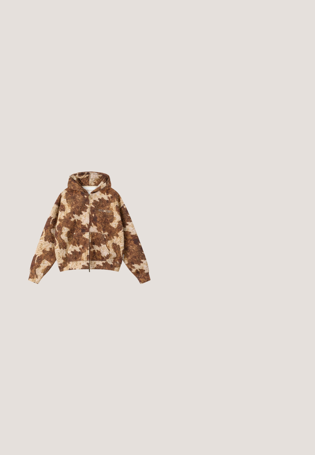 Sweat à capuche zippé blanc et marron à motif peau de vache avec poches avant et capuche, posé à plat sur fond blanc.; T-shirt jaune à manches courtes avec bordure marron foncé au niveau du col et des manches, avec le texte noir "another" et trois petites icônes au-dessus du centre de la poitrine.; Pantalon taille haute à jambes larges avec motif peau de vache marron et blanc et poches avant sur fond blanc.; Bottine en cuir brun avec œillets en métal, doublure en fourrure blanche, col rembourré noir, semelle robuste et logo en relief sur le côté.; Lunettes de soleil rectangulaires sans monture avec des verres dégradés ambre et des branches et un pont en métal doré fins sur fond blanc.; Sac bandoulière Valentino marron foncé avec grande sangle noire réglable, motif logo texturé et compartiment principal zippé.