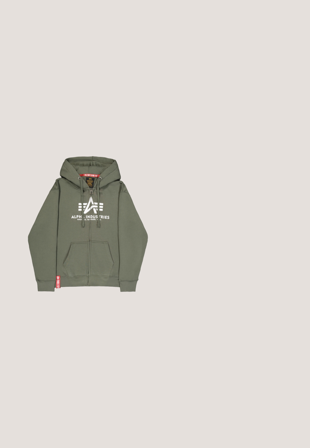 Olivgrüne Zip-Hoodie aus Baumwollmischung. Mit einer Fronttasche, weißem Drucklogo und rotem Akzentetikett am Saum.; Graue Steppweste mit hohem Kragen, Frontverschluss mit Reißverschluss und zwei seitlichen Reißverschlusstaschen. Hergestellt aus einem glatten, glänzenden Material; gerippter Saum.; Marineblaues kurzärmeliges T-Shirt mit weißem Besatz am Kragen und an den Ärmeln, mit ellesse-Logo-Patch und kleinem orange-rotem Emblem auf der Brust.; Graue Cargo-Hosen aus Denim-Stoff mit mehreren Taschen, geradem Beinchnitt und sichtbaren Nähdetails.; Weißer Sportschuh mit schwarzen Akzenten, Schnürdesign, durchbrochene Abschnitte und grünem Lacoste-Logo an der Seite. Strukturiertes Gummisohle.; Dunkelgrüne Gürteltasche mit zwei Reißverschlussfächern und verstellbarem Riemen, dargestellt vor einem schlichten hellen Hintergrund.