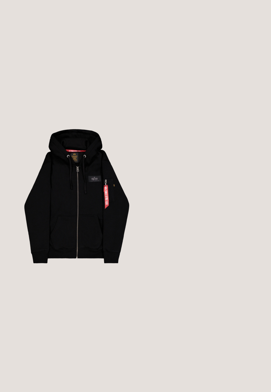 Sort zip-up hoodie med en kængurulomme, snoretræk i huen og et lille logo patch. Har et rødt mærke på den ene ærme og ribbede manchetter.; Sort short-sleevet T-shirt med rund hals og hvid tekst "GIANNI KAVANAGH" centreret på brystet.; Sorte cargo-bukser lavet af slidstærkt stof med lige ben-design, der har forlommer, trykknapper og side-nytte lommer.; Sort sneakers med en glat, polstret læberoverdel, afrundet tå og kraftig sål med teksturerede grip-mønstre. Snørebånd og logo-accenter er til stede.; Sorte solbriller med runde linser, tykk stel og subtile sølvaccenter. Blank overflade med en glat tekstur. Stilfuldt klassisk design.; Sølvtonet kæde halskæde med to hundetags-vedhæng, det ene med en sort kant og tekstureret overflade, det andet glat og metallisk.
