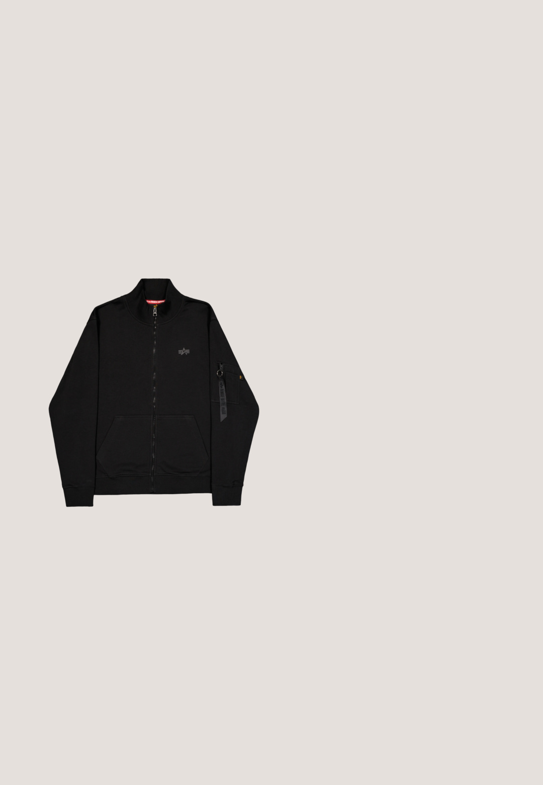 Schwarze Jacke mit durchgehendem Reißverschluss, hohem Kragen, Fronttaschen, kleinem Logo auf der Brust und einer Reißverschlusstasche mit Schlüsselanhänger am linken Ärmel.; Schwarzes Baumwoll-T-Shirt mit rundem Ausschnitt. Verfügt über ein kleines goldenes Logo auf der Brust und ein Etikett auf dem linken Ärmel. Kurze Ärmel.; Schwarze Mesh-Sportshorts mit einem elastischen Bund und Kordelzug, ausgestattet mit einer perforierten Textur und einem kleinen weißen Logo auf der unteren rechten Seite.; Schwarzer wasserdichter Gummistiefel mit abgerundetem Fuß, strukturiertem Zehenbereich und elastischem oberen Rand für einen sicheren Sitz. Verfügt über Rillen und eine glatte Oberfläche.; Schwarze Sonnenbrille mit rechteckigem Design, dunkel getönten Gläsern und schmalen Bügeln. Verfügt über silberne Akzente an den Schläfen für zusätzliche Details.; Schwarze Stoff-Waistbag mit einem Karomuster, Reißverschlussfächern, verstellbarem Tragegurt und einem Markenetikett auf der Vorderseite. Strukturiert Oberfläche.