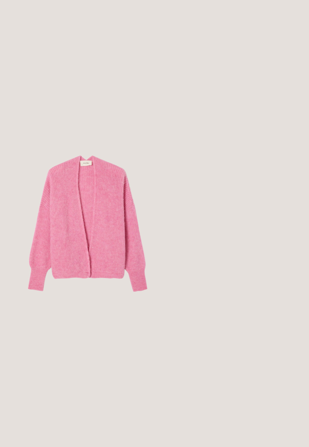 Cárdigan de punto rosa con escote en V, abertura frontal y mangas largas; presenta una textura suave y detalles acanalados en los puños y el dobladillo.; Camiseta de manga larga en rosa brillante, con un diseño de escote en V profundo. Confeccionada con una tela suave y ligera, con una silueta ajustada.; Pantalones de lounge de algodón en rosa claro, con un corte holgado, cinturilla elástica y detalle de cordón. Textura suave, diseño de longitud completa.; Zapato de ante rosa suave tipo slip-on con suela de goma color beige y lengüeta en el talón, diseñado para uso casual en interiores y exteriores.; Bolso de hombro rectangular de color rosa suave con correa larga acolchada y asa, diseño minimalista, logo de Kapten & Son centrado en el frente.; Charm en tono dorado en forma de flor con seis pétalos redondeados en color rosa, que presenta un centro de cristal transparente. Textura suave y acabado pulido.