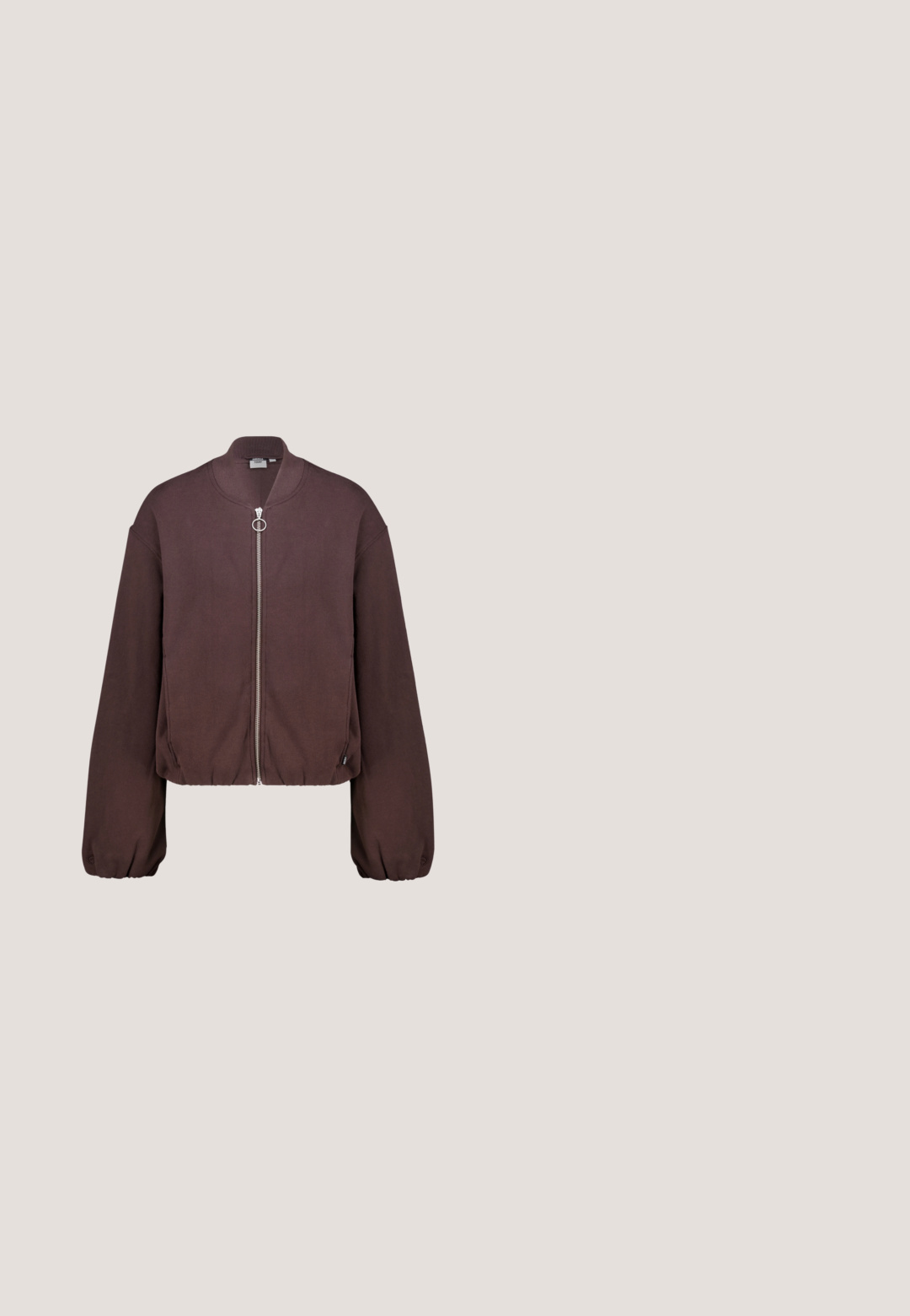 Chaqueta bomber marrón con cierre de cremallera delantero, cuello redondo y mangas oversized. Hecha de un tejido suave con un dobladillo fruncido y un tirador de cremallera circular.; Camiseta corta de manga larga y cuello redondo en color marrón oscuro, con ajuste ceñido y diseño sencillo.; Pantalones de chándal marrones de pierna ancha con cintura elástica y cordón de satén, con un pequeño logo claro en el muslo izquierdo.; Zapatilla de running marrón de Nike con paneles de malla, suela de goma y logo de swoosh reflectante en el costado, mostrada en vista de perfil derecho.; Bagmori Bolso de mano - brown; Collar de cadena color dorado con formas ovaladas unidas, de superficie lisa y cierre de langosta.