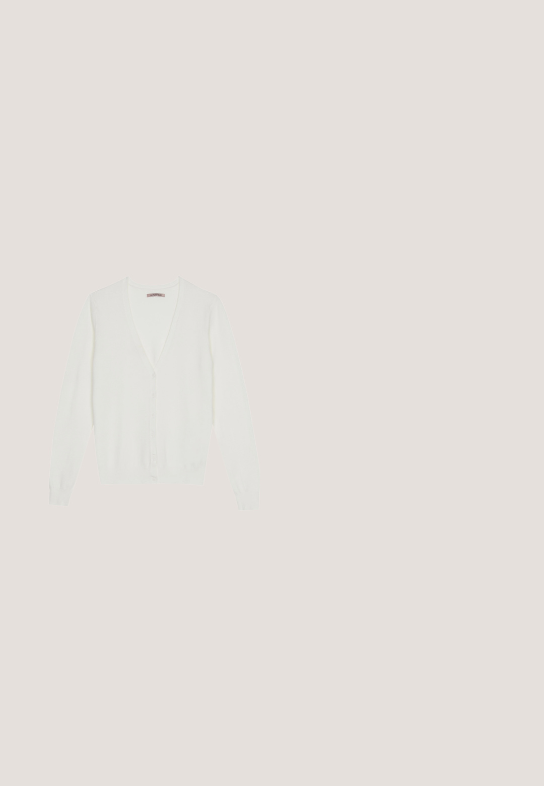 Hvid cardigan lavet af blødt materiale, med V-halsdesign, knaplukning fortil og lange ærmer med ribbede manchetter og kant.; Enkelt hvid kortærmet bomulds-T-shirt med rund hals, vist fladt på en hvid baggrund.; Hvide sweatpants lavet af blød, strikket stof. Elastisk talje og manchetter giver en afslappet pasform. Minimalistisk design, ingen synlige mønstre eller accenter.; Sort minimalistisk Puma flad sko med snørelse foran og sidelomme, designet til let komfort og fleksibilitet.; Gennemsigtige beige indrammede solbriller med brune gradientlinser vinklet på en hvid overflade.; Beige ribbet stofnettaske med to håndtag, ledsaget af en matchende lynlåspung placeret foran.