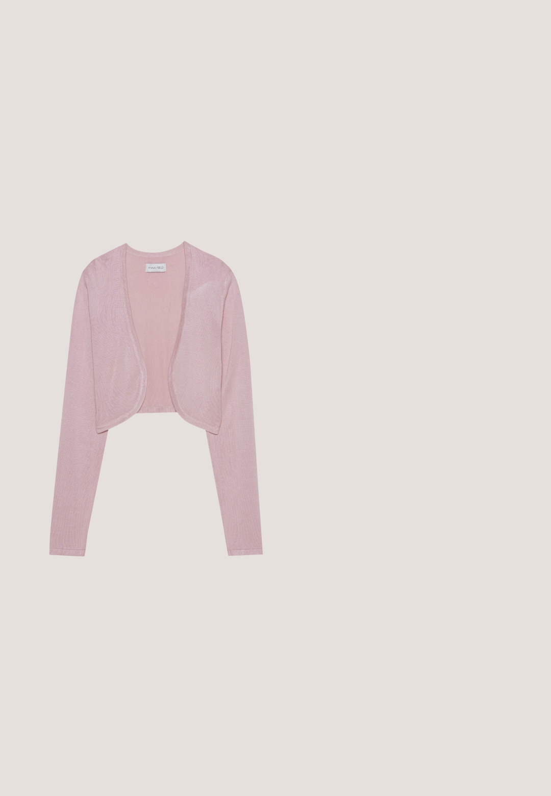 Cárdigan corto de color rosa claro con mangas largas y un frente abierto. Tejido de punto suave y texturizado con un acabado liso y bordes redondeados.; Blusa blanca de manga larga con cuello con volantes, textura lisa y puños elásticos. Diseño simple y limpio, adecuado para diversas ocasiones.; Falda plisada midi de color rosa claro con una cinturilla ancha, hecha de tela ligera, mostrada sobre un fondo blanco.; Bailarinas de satén rosa suave con un diseño de tiras cruzadas adornadas con acentos cuadrados plateados y punta redonda. Suela negra baja.; Pendientes de perlas con perlas blancas redondas y lisas montadas en postes de plata. Presentan un acabado pulido y cierres traseros seguros.; Cinturón de cuero rosa claro con una hebilla redondeada de metal dorado, enrollado sobre un fondo blanco.