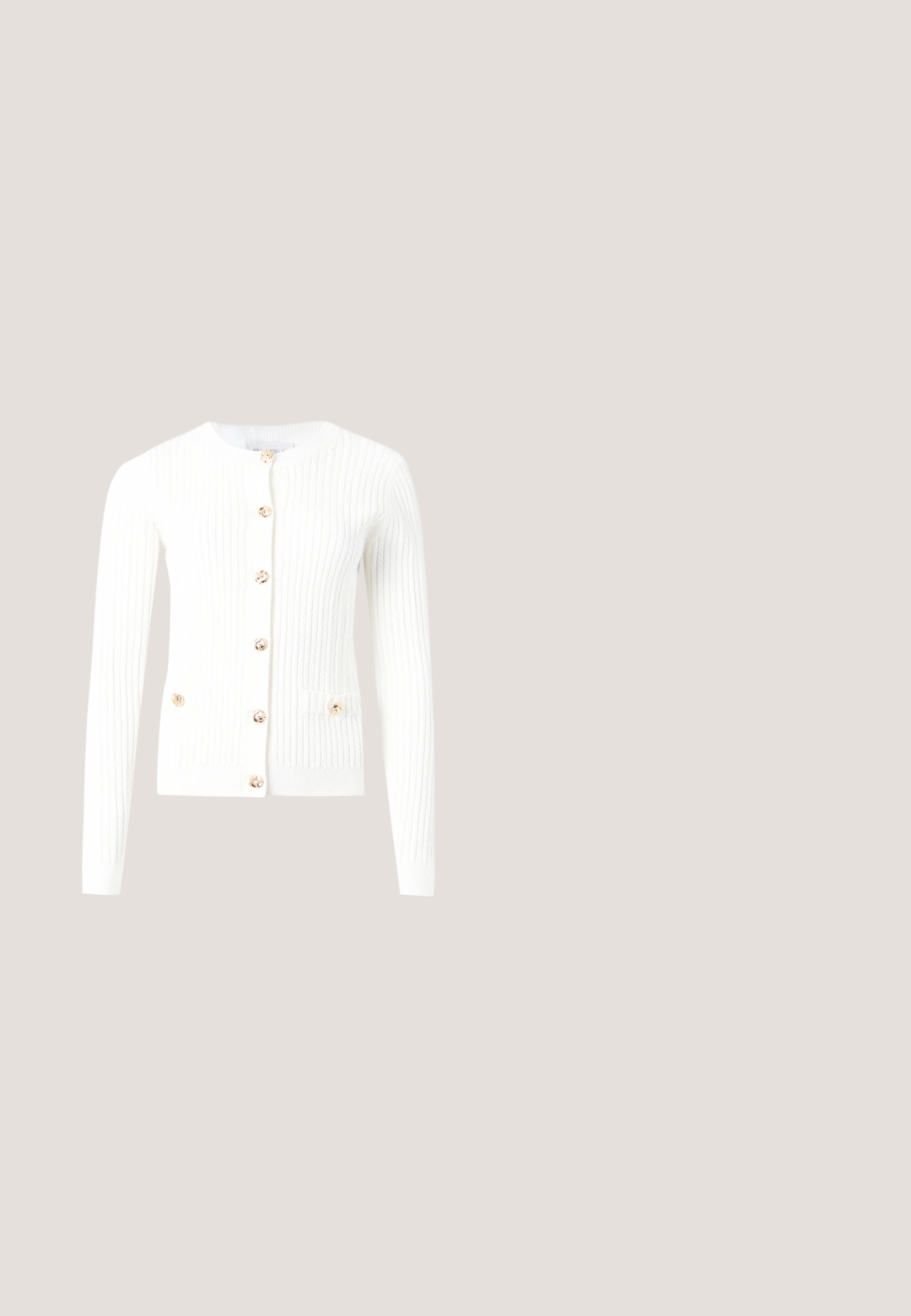 Cardigan en maille côtelée blanche avec manches longues et boutons décoratifs dorés sur le devant et sur deux petites poches avant.; Haut blanc sans manches avec un col carré, quatre gros boutons ronds sur le devant et une légère évasement à la taille.; Pantalon blanc pour femmes, cintré, avec pince avant et deux poches à rabat boutonnées sur la ceinture, présenté à plat.; Escarpins à bride arrière beige à bout pointu, ornés d'une chaîne décorative dorée, d'un petit talon bloc et de découpes latérales. Texture en cuir lisse.; Pochette en cuir beige texturé avec une lanière avant et un fermoir en métal argenté, dotée d'une épaisse bandoulière chaîne argentée.; Boucles d'oreilles pendantes papillon en or avec cristaux clairs et perles blanches disposés le long d'une chaîne délicate.