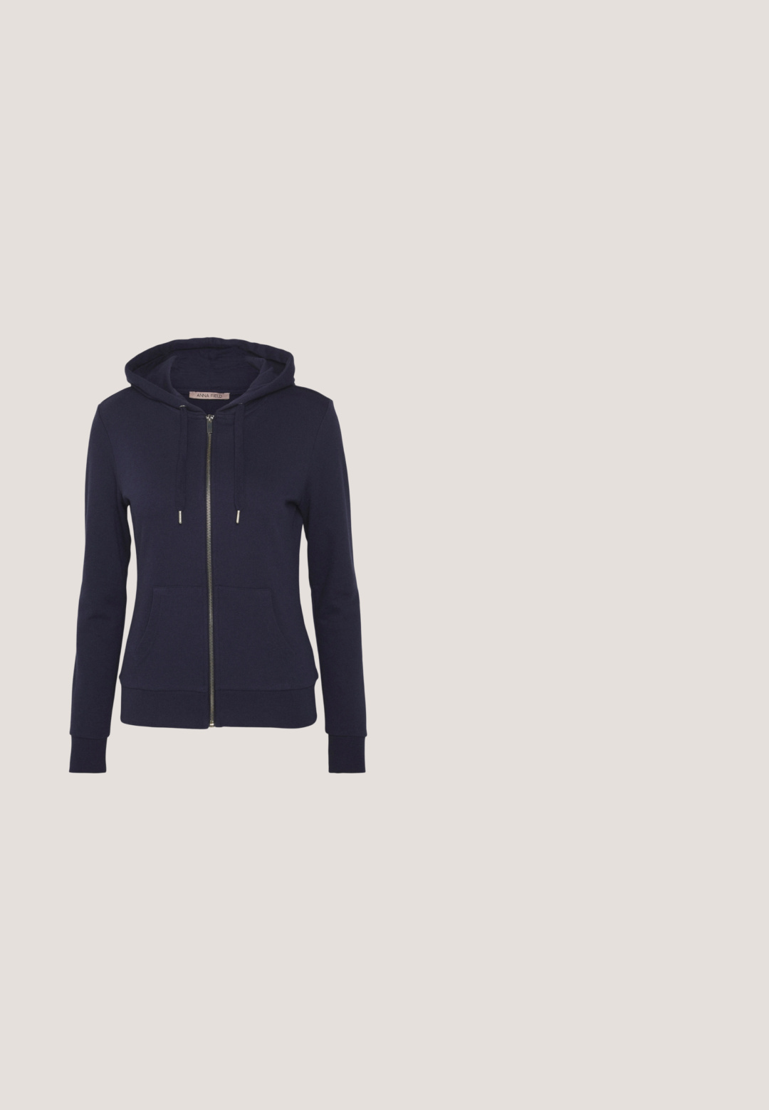 Anna Field by Zalando Φούτερ με φερμουάρ - dark blue; Λευκό βαμβακερό μπλουζάκι με κρουαζέ λαιμόκοψη, κοντά μανίκια, ίσια κοπή και απαλό υφασμά. Χωρίς σχέδια ή διακοσμητικά στοιχεία.; Thought SLOANE - Jeggings - dark indigo blue; Λευκό δερμάτινο sneaker με μαύρο ελαστικό λογότυπο V. Υφή ανοιχτού λευκού πέλματος, λευκές κορδόνες και λεπτομέρεια στη φτέρνα σε μαύρο διπλωμένο με το όνομα της μάρκας.; Μεγάλη ναυτική μπλε τσάντα tote με δύο επικαλυμμένες λαβές και ένα μικρό ασπρόμαυρο λογότυπο κεντραρισμένο προς τα πάνω.; Χρυσά κορδόνια σκουλαρίκια με λαμπερή επιφάνεια και μια σειρά από μικρούς, διαυγείς κρυστάλλους κατά μήκος της εμπρόσθιας άκρης. Κυκλικό σχήμα με αγκράφα κλεισίματος.