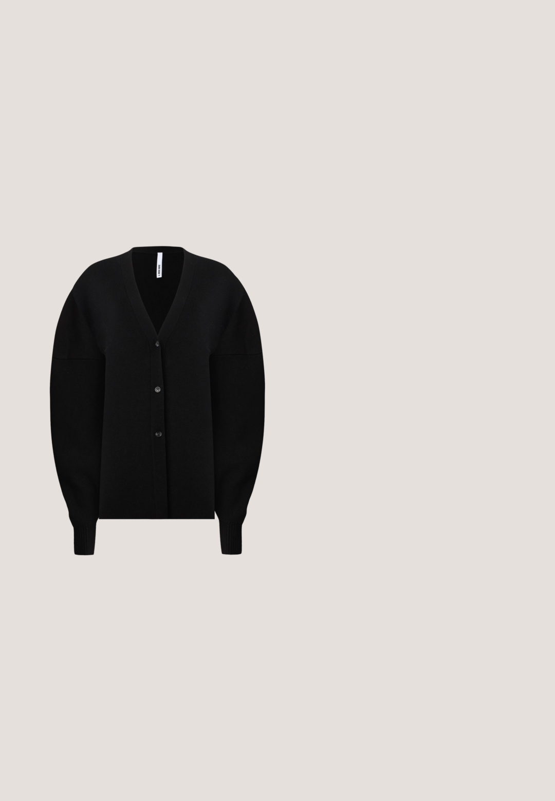 Zwarte gebreide cardigan met een diepe V-hals, lange drop schouders en een knoopsluiting aan de voorkant. Ribgebreide mouwen en zoom voegen textuur toe.; Lichtroze korte mouwen crewneck T-shirt met subtiele Calvin Klein-logo gecentreerd onder de halslijn op een effen achtergrond.; Zwarte rok met beige en lichtgrijze onregelmatige vlekken, elastische tailleband en een vloeiende, licht uitlopende zoom.; Tommy Hilfiger Enkellaarsjes met hoge hak - black; Zwarte leren handtas met een gestructureerde afwerking, gebogen vorm, verstelbare riem en metalen accenten. Voorzien van een klep met een minimalistisch ontwerp.; Zilverkleurige druppel oorbellen met rechthoekig gekoppeld ontwerp, bedekt met kleine fonkelende kristallen op een witte achtergrond.