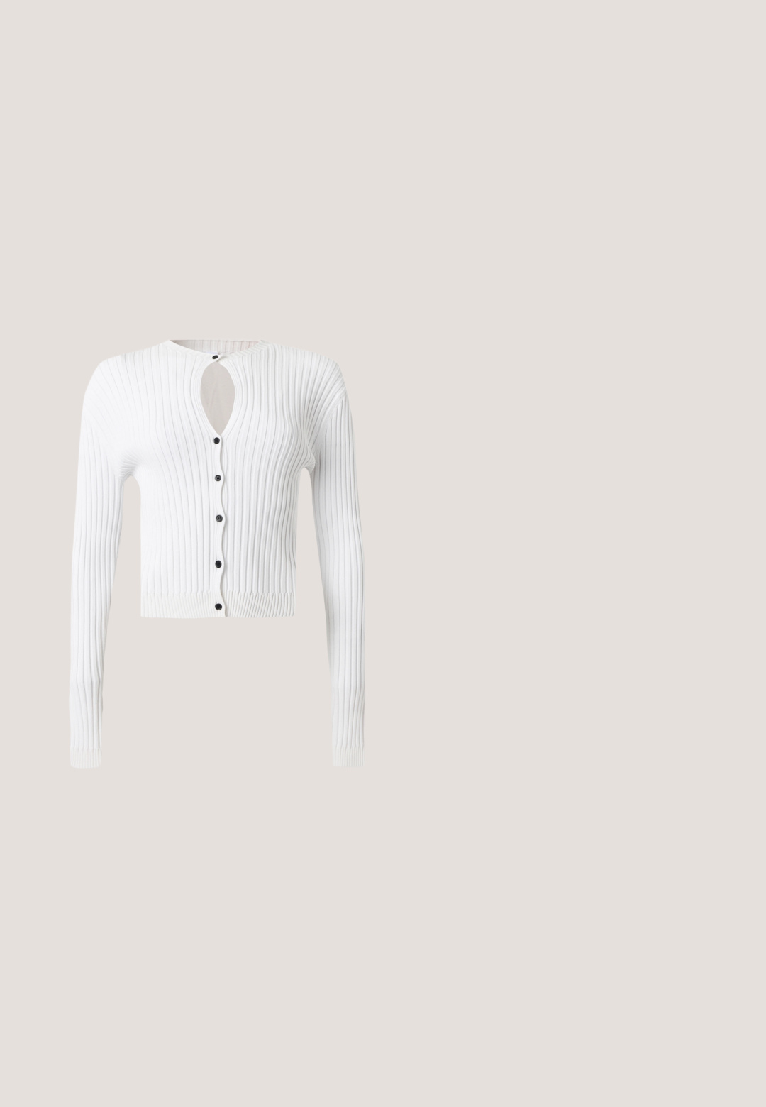 Witte geribde long-sleeve cardigan met ronde hals, zwarte knopen aan de voorkant en een druppelvormige keyhole-opening op de borst.; Mouwloos wit overhemd met knopen, kraag en een gestrikte knoopdetail bij de halslijn, met een merklabel aan de binnenkant van de kraag.; Donkerblauwe denim flared jeans met een gerimpelde zoom, vijf zakken en contrasterende oranje stiksels. Middenhoogte tailleband met een sluiting met een voorknop.; Bordeaux gepatineerde leren ballerina's met een ronde neus, dunne zwarte zool en een strikaccent aan de voorkant. Glad, glanzend oppervlak.; Donker bordeauxkleurige leren schoudertas met klep en een smalle verstelbare riem, weergegeven op een effen lichte achtergrond.; Paar glanzende zilverkleurige metalen oorbellen met een spiraalvormig ontwerp en een cirkelvormige steen in het midden op een effen witte achtergrond.