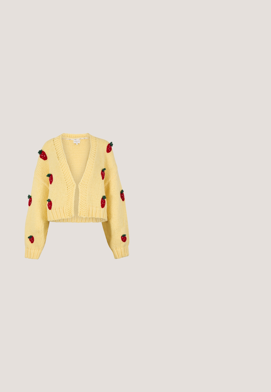 Cardigan court en tricot jaune avec des motifs de fraises rouges sur les manches et le devant, doté d'un col en V profond et de poignets et ourlet côtelés.; Robe sans bretelles présentant un imprimé Union Jack en rouge, blanc et bleu. Elle a des côtés froncés avec des liens et un design de corsage ajusté.; Chausson de ballet plat rose tricoté avec liens à nouer autour de la cheville et semelle basse marron, présenté de profil en direction de la gauche.; Lunettes de soleil hexagonales rouges avec une finition brillante, dotées de verres teintés marron et de montures épaisses. Logo gravé sur le côté.; Sac cabas tissé rouge avec poignées tressées et base rectangulaire, présentant un design en maille ajourée et une petite étiquette rouge sur le bas au centre devant.; Deux boucles d’oreilles rouges en forme de fleur à cinq pétales avec de petits centres dorés sur un fond blanc uni.