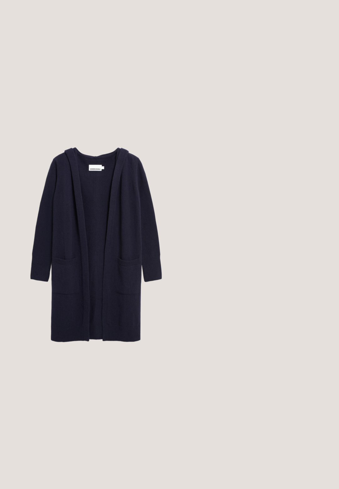 Middengrijze cardigan met een capuchon, open voorkant, lange mouwen, geribbelde manchetten en twee voorzakken, gemaakt van zachte, gestructureerde stof.; Navyblauwe katoenen T-shirt met een ronde halslijn, korte opgerolde mouwen en een klein, subtiel logo op de borst. Zachte textuur, losse pasvorm.; Marineblauwe broek met wijde pijpen, elastische tailleband en koordje aan de voorkant, gemaakt van gladde stof, plat gelegd op een witte achtergrond.; Marineblauwe suède enkellaarsjes met een ronde neus, lage kraag en dikke rubberen zool met een gestructureerde grip voor tractie.; Navyblauwe suède handtas met twee afgeronde handvatten, gestructureerde vorm en details met zijgespen op een witte achtergrond.; Delicate gouden ketting met een kleine hartvormige hanger en verstelbare sluiting.