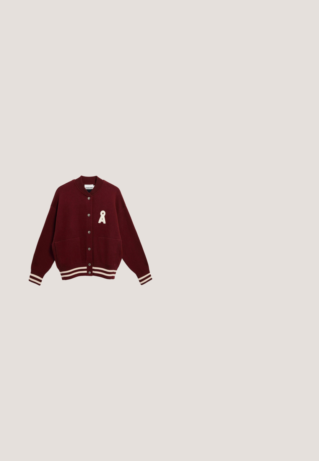 Weinrote Collegejacke mit silbernen Druckknöpfen, weißen gestreiften Bündchen und Saum, zwei Fronttaschen und einem weißen schlüssellochförmigen Aufnäher auf der Brust.; Weißes Poloshirt mit roten horizontalen Streifen, kurzen Ärmeln, weißem Kragen, Knopfleiste und kleinem gesticktem Logo auf der Brust.; Marineblaue Jogginghose mit elastischem Bund, Kordelzug, Seitentaschen und weißem rundem Logo am linken Oberschenkel.; Weiße Sportschuhe mit Netzpanelen, schwarzen Akzenten und einer strukturierten Sohle. Sie bieten ein schlankes Design und ein auffälliges Logo an der Seite.; Schwarze Handtasche aus strukturiertem Material, mit zwei oberen Griffen und einem abnehmbaren Schulterriemen, mit einem silbernen Logo-Element.; Silberne Metallcreolen mit zerknitterter, organischer Textur und Steckverschluss vor weißem Hintergrund.