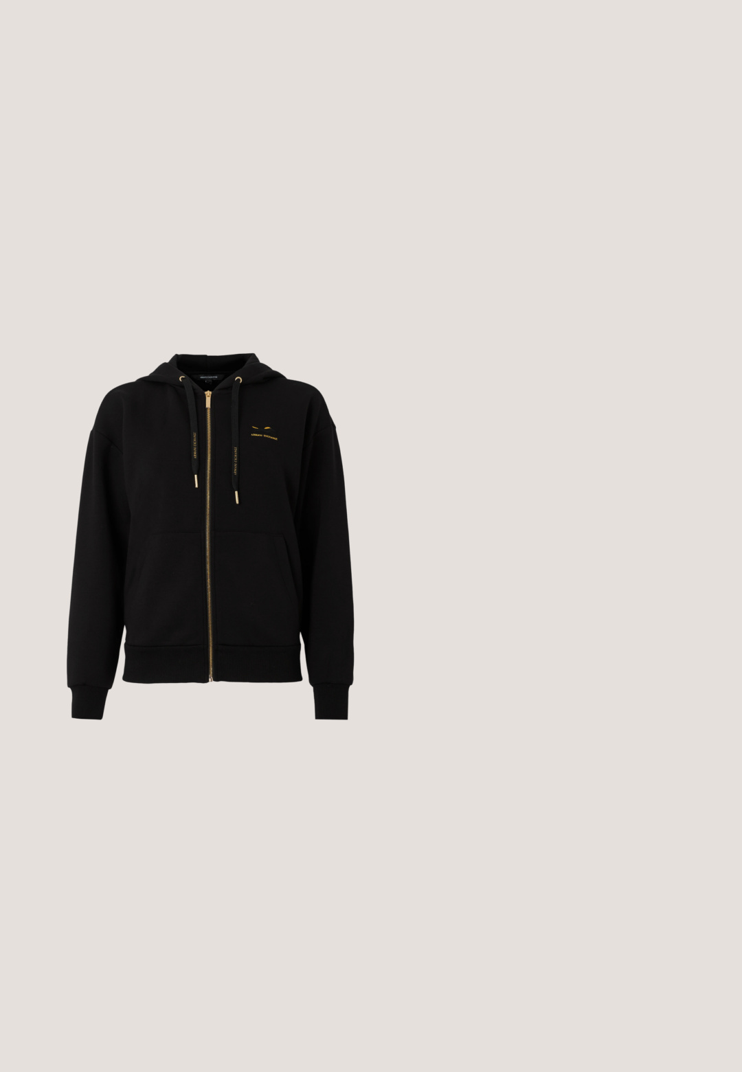 Sort zip-up hættetrøje lavet af blødt stof. Har guld accenter, snoretræk i hætten og et lille logo på brystet. Ribbestrikkede manchetter og kant.; Sort T-shirt lavet af glat bomuld med "ARMANI EXCHANGE" i skinnende teksturerede bogstaver tværs over brystet. Klassisk rund halsudskæring.; Joggingbukser i cremefarvet, lavet af blødt stof med en tætsiddende talje og manchetter. Enkelt design uden synlige mønstre eller pynt.; Cremefarvet sneaker med en glat læderoverdel, teksturerede accenter, syede detaljer og en chunky gummisål. Har en lille dekorativ kæde.; Hvid tote taske med guldfarvet metal, der har en farverig rem mærket "Emporio Armani" og et tag, mod en ensfarvet baggrund.; Lange guldkædeøreringe med rektangulære led og små hvide ædelstene mellem ledderne, vist mod en ensfarvet baggrund.