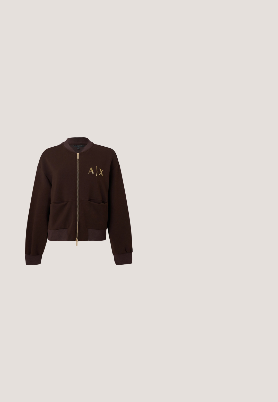 Braune Bomberjacke mit Reißverschluss, gerippten Bündchen und Saum, vorderen Taschen und gelbem "A|X"-Logo auf der linken Brust.; Ärmelloses, dunkelviolettes, eng anliegendes Tanktop mit rundem Ausschnitt und dezentem Logo nahe dem Saum, auf hellem, einfachem Hintergrund dargestellt.; Dunkelblaue, ausgestellte Denim-Hosen mit strukturierten Nähten und einem sauberen Finish. Verfügt über einen mittelhohen Bund und weite, fließende Beine.; Brauner Wildleder- und Leder-Low-Top-Sneaker mit Schnürverschluss und hellbrauner Gummisohle, von der Seite auf hellem Hintergrund dargestellt.; Lila Crossbody-Tasche aus genarbtem Leder mit goldenem Reißverschluss und "Emporio Armani Milano 1981"-Logo, ausgestattet mit einem breiten verstellbaren Stoffriemen.; Paar glänzende silberne klobige Creolen mit Stecker und Druckverschluss auf schlichtem weißem Hintergrund.