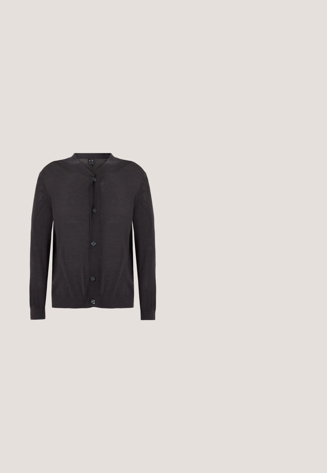 Cardigan noir à manches longues avec cinq boutons sur le devant et un col rond sur un fond uni.; Chemise blanche à manches longues avec col pointu et patte de boutonnage dissimulée sur fond uni.; Pantalon noir sur mesure avec ceinture élastique, plis avant soigneusement repassés, et coupe droite, sur un fond gris clair.; Mocassins en cuir noir avec une finition texturée, dotés d'une bride décorative à l'avant et d'un bout arrondi. Semelle en caoutchouc pour plus de durabilité.; Sac bandoulière noir en matériau texturé. Comprend une fermeture zippée, une poche zippée à l'avant et un accent en métal avec logo. Inclut une bandoulière réglable.; Ceinture roulée avec tissu beige tissé d'un côté et cuir noir lisse de l'autre, équipée d'une boucle en métal argenté.