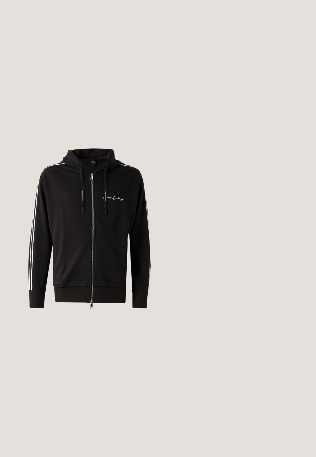 Sort fuld-zip hoodie med hvide striber på ærmerne, snore mærket "Armani Exchange" og lille broderet Armani Exchange-logo på brystet.; Sort, ærmeløs dunvest med høj krave, quiltet design, lodret lynlås og et logo-patch på venstre bryst.; Hvid kortærmet rundhalset t-shirt med lille sort logo på venstre bryst, vist på ensartet lysegrå baggrund.; Sorte sweatpants lavet af en bomuldsblanding, med elastisk talje, smalle ben, ribbede manchetter og hvidt logo print langs siden.; Sort lædersneakers med glat tekstur, hvid gummisål, rund tå og matchende sorte snørebånd. Diskret branding på siden.; Sort rektangulær håndledspung med lynlås øverst og lille sølvlogo centreret nær toppen.
