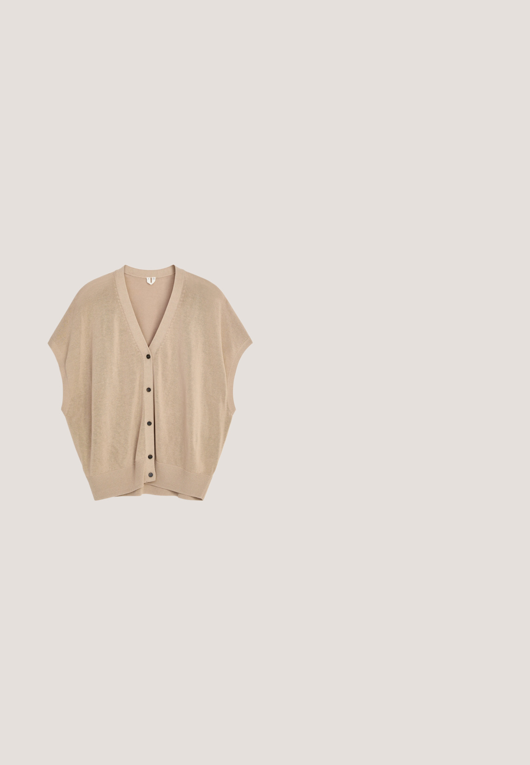Beige mouwloze gebreide cardigan met V-hals en vijf donkere knopen aan de voorkant, met geribbelde zoom en randen.; Lichtbeige ribgebreide tanktop met dunne bandjes, een ronde halslijn en een klein zwart merklapje aan de binnenkant van de achterkant van de kraag.; Olijfgroene, losse broek met een elastische tailleband en trekkoord, voorzien van zijzakken en een lichtgewicht, gestructureerde stof.; Beige suède open-toe platte slipper met brede band en gevoerde binnenzool, afgebeeld op een witte achtergrond.; Tortoiseshell-gepatenteerde zonnebril met een cat-eye vorm, bruin verlooplenzen en slanke poten met brandingdetail.; Beige canvas draagtas met twee lange handvatten, een voorvak met klep en een minimalistisch ontwerp. Gladde textuur en eenvoudige, strakke lijnen.
