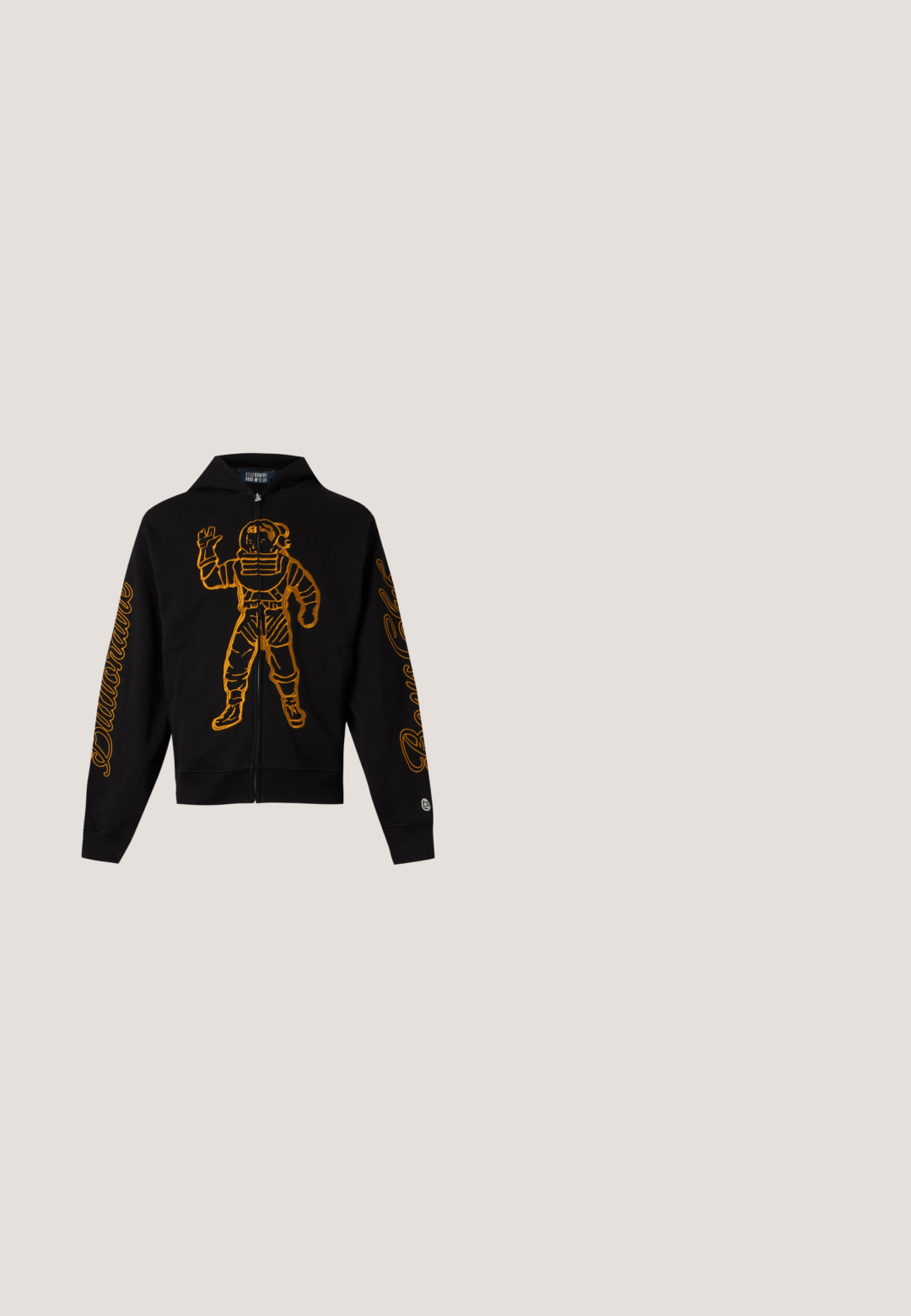 Zwarte hoodie met rits met oranje astronautafbeelding aan de voorkant en oranje tekst langs beide mouwen.; Zwarte katoenen T-shirt met korte mouwen, voorzien van "TRUCK COUNTRY" in crème tekst en een Ford-logo in het midden voorop.; Camo-print broek met een relaxte pasvorm, grijs en beige kleurpalet, elastische tailleband met trekkoord en een zachte stoftextuur.; Olijfgroene suède sneakers met een chunky rubberen zool, ronde neus en bruine veters. Heeft een geperst ontwerp aan de zijkant.; Shopper met camouflagepatroon gemaakt van gestructureerde stof met twee handvatten. Voorzien van een opvallend wit logo aan één kant.; Armband met verbonden zwarte kruisen versierd met witte en zwarte edelstenen, bevestigd met een karabijnsluiting op een lichte achtergrond.