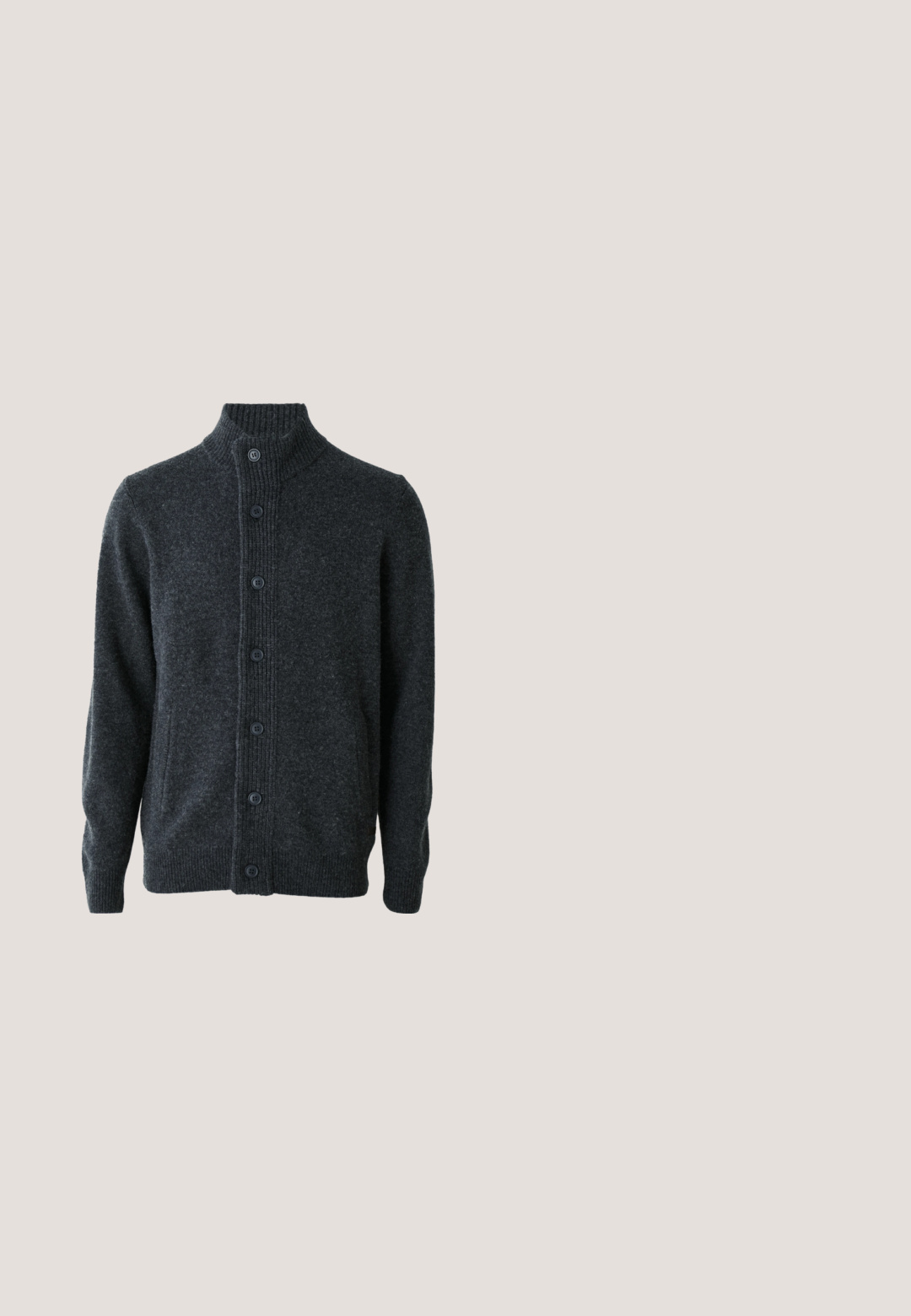 Donkergrijze cardigan van gebreide stof, met een geribbelde hals, een knoopsluiting aan de voorkant en lange mouwen met geribbelde manchetten en zoom.; Marineblauwe vest met een v-halsontwerp, zes knopen aan de voorkant, twee zijkanten zakken en een rood HUGO etiket aan de binnenkant. Op maat gemaakte stoftextuur.; Witte overhemd met lange mouwen van katoen, met een klassieke kraag, een voorkant met knopen en een gladde textuur. Rode details aan de binnenkant van de kraag.; Grijze, gestreepte broek met een getailleerde pasvorm, voorzien van voorplooien, riemlussen en een soepele textuur. Rechtoe rechtaan pijpen, nette boorden.; Zwarte leren loafer met een slank design, voorzien van een gestructureerde band en een gladde afwerking. Geplaatst tegen een zachte, lichte achtergrond.; Zwarte leren messengerbag met een gestructureerde afwerking, verstelbare riem en een voorflap met een subtiel logo. Compacte en rechthoekige vorm.