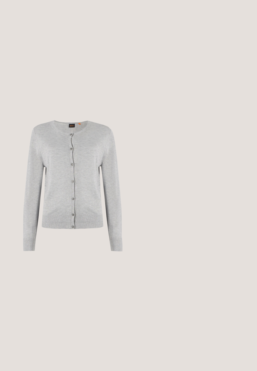 Grauer gestrickter Cardigan mit langen Ärmeln, rundem Halsausschnitt und Knopfverschluss. Mit geripptem Saum und Bündchen. Glatte Textur.; Weißes Kurzarm-T-Shirt aus leichtem Baumwollstoff. Hat einen runden Halsausschnitt und umgeschlagene Ärmel. Rotes Logo-Tag am Kragen.; Hellgraue Hosen mit weitem Bein, elastischem Bund und Kordelzug, Fronttaschen und einem dezenten strukturierten Stoff.; Schwarzer High-Heel-Schuh mit spitzem Zehenbereich und blockiertem Absatz, aus strukturiertem Leder, über einem glatten Boden schwebend.; Schwarze rechteckige Schultertasche aus Leder mit einem kleinen goldenen "HUGO"-Logo-Patch und einem einzelnen dünnen Riemen.; Silberne Creolen mit glänzender Oberfläche und DKNY-Logo, vor einem schlichten weißen Hintergrund präsentiert.