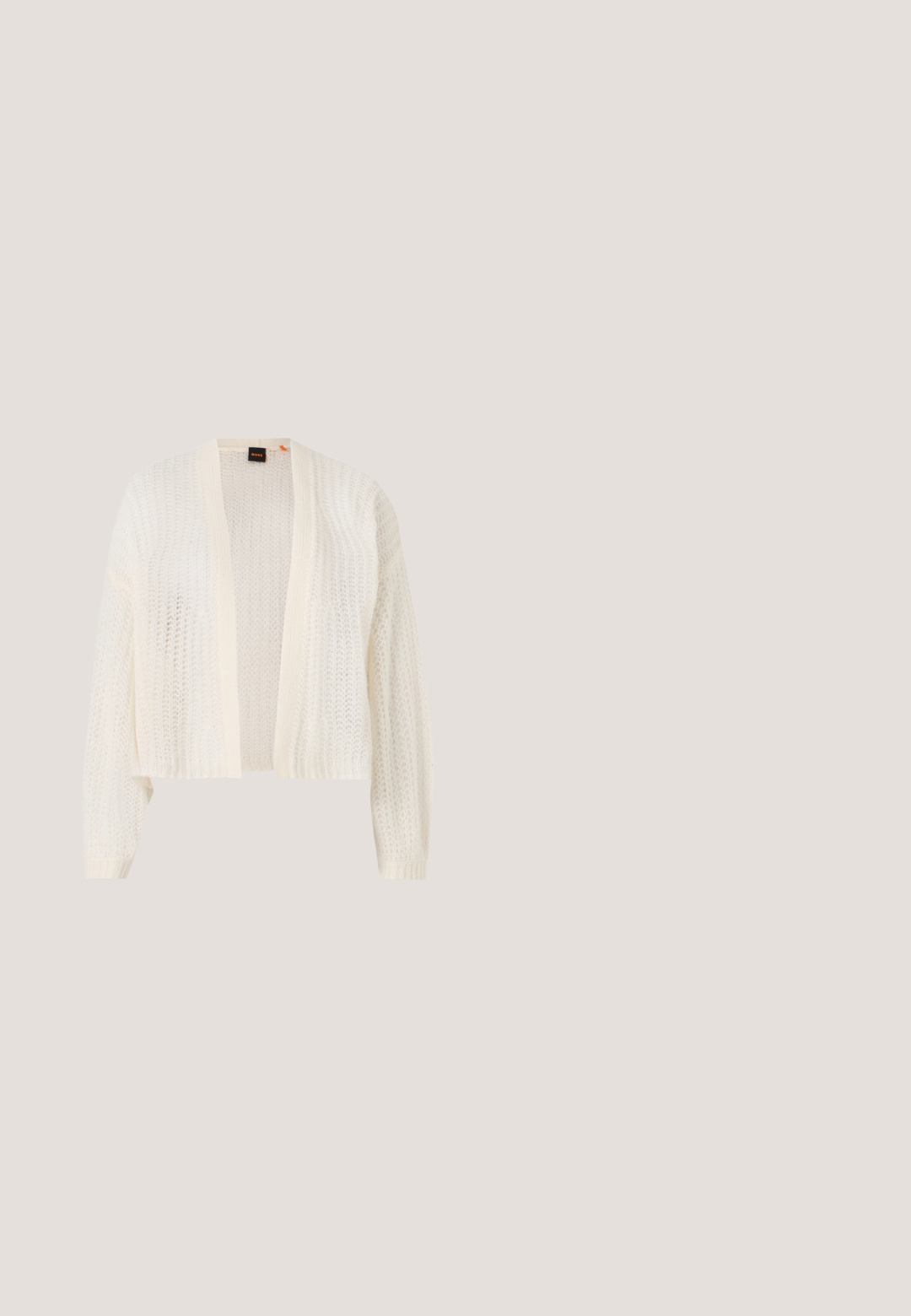 Lichtgewicht open gebreide cardigan in off-white, met lange mouwen en een cropped lengte. Geen sluitingen of extra kenmerken.; Wit katoenen t-shirt met korte mouwen, ronde hals, losse pasvorm, gladde textuur en een klein logolabel aan de linker zijnnaad.; Wijdvallende broek van witte katoen, met steekzakken aan de voorkant en gedetailleerde stiksels. Gladde textuur met een strak, minimalistisch ontwerp.; Lichtroze sneakers met een gestructureerd oppervlak, witte accenten en een bruine rubberen zool. Voorzien van een laag profiel en een rond neusontwerp.; Beige stoffen draagtas met dubbele bovenhandvatten en met logo gegraveerde banden. Rechthoekige vorm, naadloze zijkanten en een ritssluiting.; Gouden metalen oorbellen met een gebogen, langwerpig ontwerp. Het oppervlak is glad en gepolijst, met een minimalistische stijl.