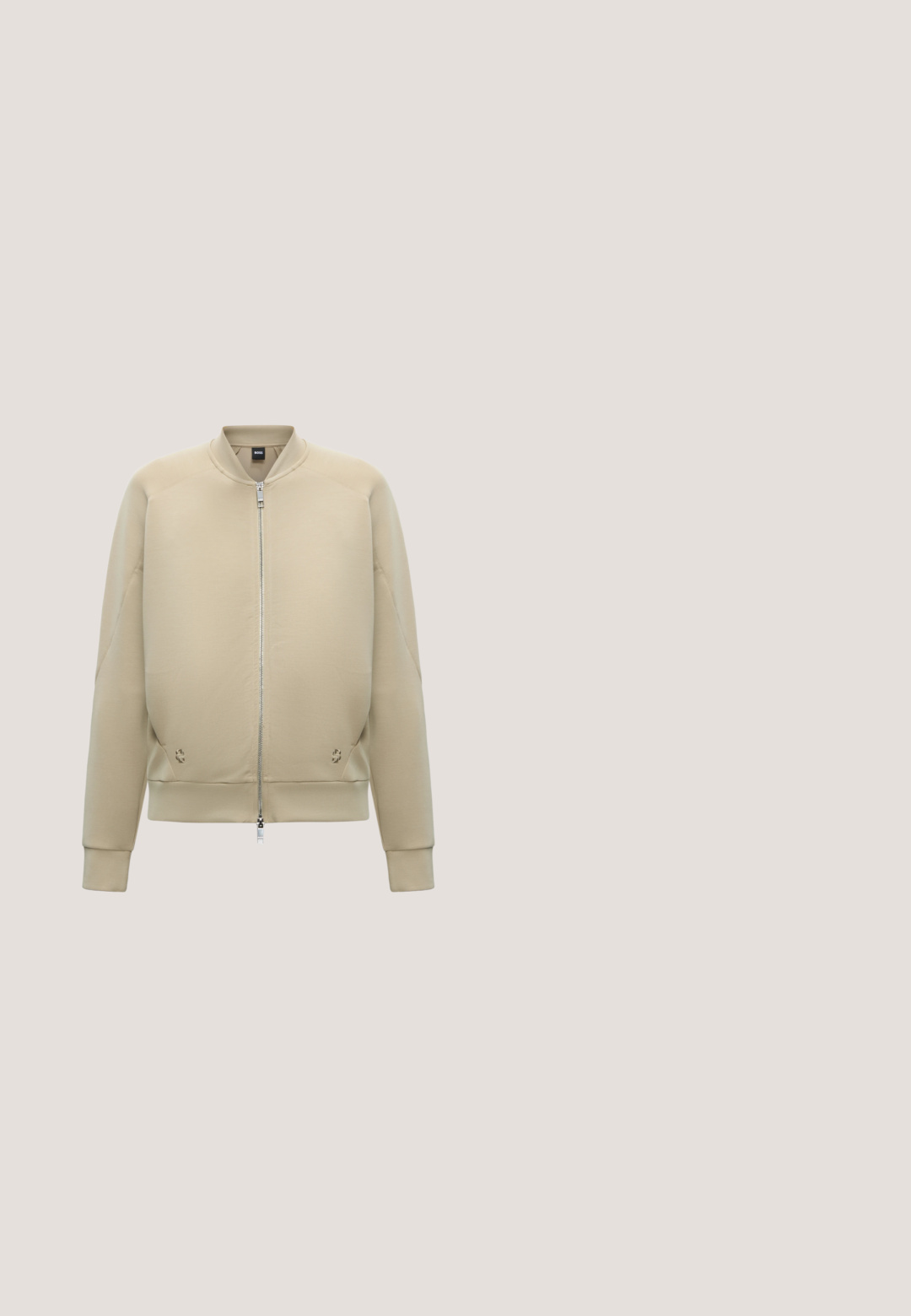 Veste bomber beige avec fermeture éclair intégrale à l'avant, col, poignets et ourlet côtelés, et poches latérales discrètes.; Débardeur tricoté sans manches de couleur crème avec un motif à rayures horizontales texturé et un col rond.; Pantalon beige à jambes larges avec passants de ceinture, plis devant et finition en tissu texturé.; Des escarpins à talon ouvert noirs avec un bout pointu, une texture en cuir lisse, un petit talon aiguille, et une sangle avec un accent de boucle en métal.; Sac à main tissé beige avec fine bandoulière et petit logo doré "BOSS" à l'avant, présenté sur fond blanc uni.; Boucles d'oreilles en métal doré avec un design cintré et allongé. La surface est lisse et polie, arborant un style minimaliste.