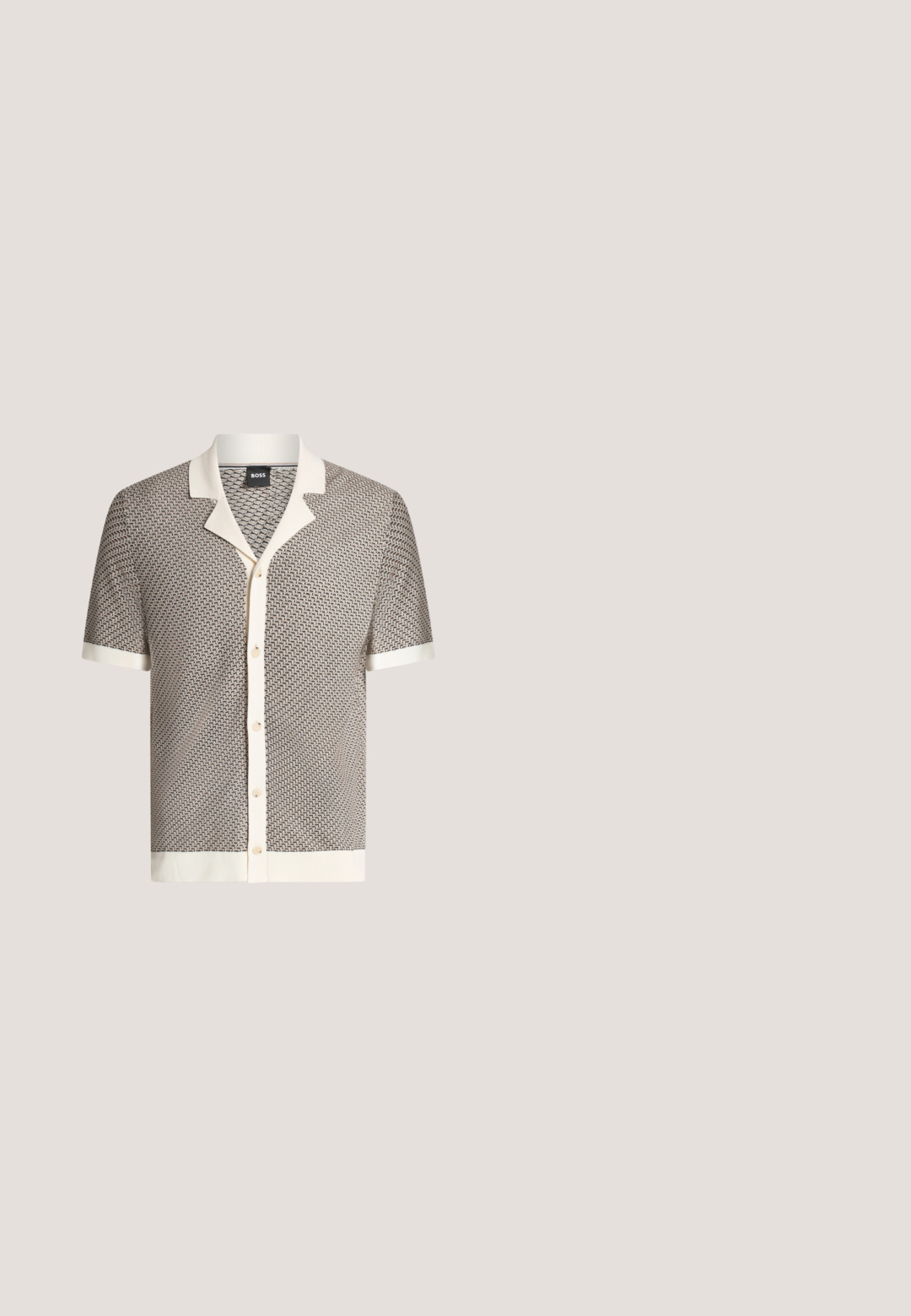 Kortærmet skjorte med knapper, i cremefarvet krave, manchetter og kant, med et lille gentagende geometrisk mønster i neutrale toner.; BOSS CRAIG - Skjorter - medium beige; Hvide bukser med slim pasform, bæltestropper og sidelommer, vist fladt på en lys baggrund.; Brune lædersandaler med en glat overflade, mokkasin-lignende syninger, hævet tå og en lav, fleksibel gummisål.; Sort struktureret skuldertaske med justerbar rem, lomme med lynlås foran og præget logo nær øverste lynlås.; Brunt læderbælte med en mat mørk metal rektangulær spænde, delvist sammenrullet på en ensartet hvid baggrund.