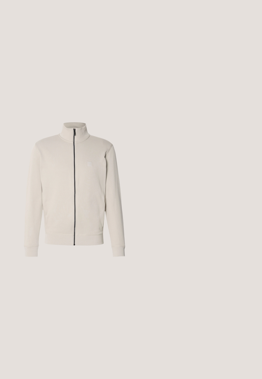 Lichtbeige zip-up jack met een hoge kraag, ribgebreide manchetten en een klein logo op de borst. Zacht materiaal en gestroomlijnd ontwerp.; Roomkleurig T-shirt gemaakt van katoen, met een ronde hals en korte mouwen. Het "BOSS"-logo is op de voorkant in reliëf aangebracht. Gladde textuur.; Donkerblauwe denim jeans met een rechte pasvorm, vijf zakken en een stevige tailleband met een knoopsluiting en rits.; Lichtbruine suède Chelsea-laars met elastische zijpanelen, aantreklus bij de hiel en rubberen zool.; Zwarte leren reistas met twee bovenhandvaten, een afneembare schouderband en een ritsvak aan de voorkant voor extra opbergruimte.; BOSS DORAN - Armband - silver-coloured