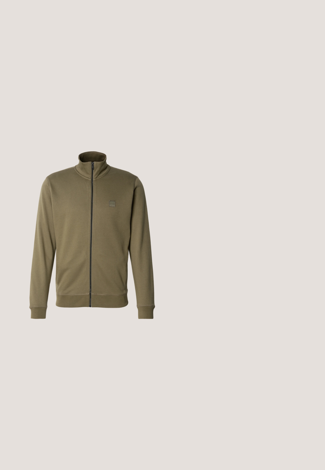 Oliven grøn zip-up jakke lavet af blødt stof med høj krave, ribbede manchetter og et lille logo-patch på venstre bryst.; Olivengrøn kortærmet T-shirt med høj ribbet krave og "BOSS" tekstlogo foran i midten af kraven.; Joggingbukser i olivengrøn med ribbet tekstur, elastisk talje og sort snøre. Har sidelommer og tilspidsede manchetter.; Olivengrøn tekstureret strik-sneaker med tyk beige sål, snørelukning foran og trækflig, der flyder indendørs nær glasblokkervæg og poleret gulv.; BOSS Solbriller - brown; Sort BOSS duffeltaske med dobbelthåndtag og aftagelig skulderrem, vist mod en ensartet lys baggrund.