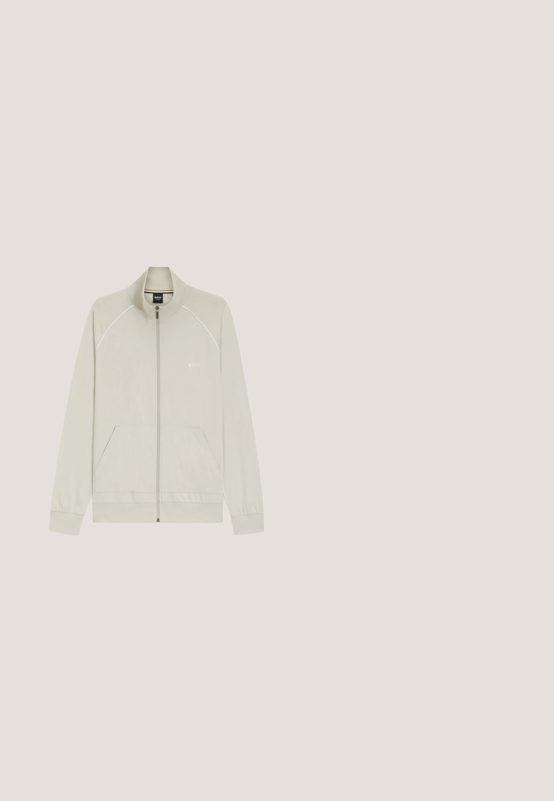 Lichtbeige jas met rits, opstaande kraag, voorzakken, lange mouwen en "BOSS"-logo op de linkerborst.; Beige T-shirt met korte mouwen en een ronde hals, gemaakt van subtiel gestructureerde stof met een Guess-merklabel aan de binnenkant van de kraag.; Lichtgrijze joggingbroek van zacht materiaal, voorzien van een elastische tailleband met trekkoord, twee zijzakken en een klein blauw logo.; Bruine suède sneaker met een crèmekleurige rubberen zool, platte veters en een logo aan de zijkant. Lichtgewicht ontwerp en gladde textuur.; Aviator-stijl zonnebril met zilverkleurige reflecterende glazen en dunne zilveren metalen monturen met zwarte kunststof uiteinden op de pootjes.; Zwarte rechthoekige duffeltas met dubbele bovenhandvatten, verstelbare schouderriem en hoofdvak met rits op een witte achtergrond.