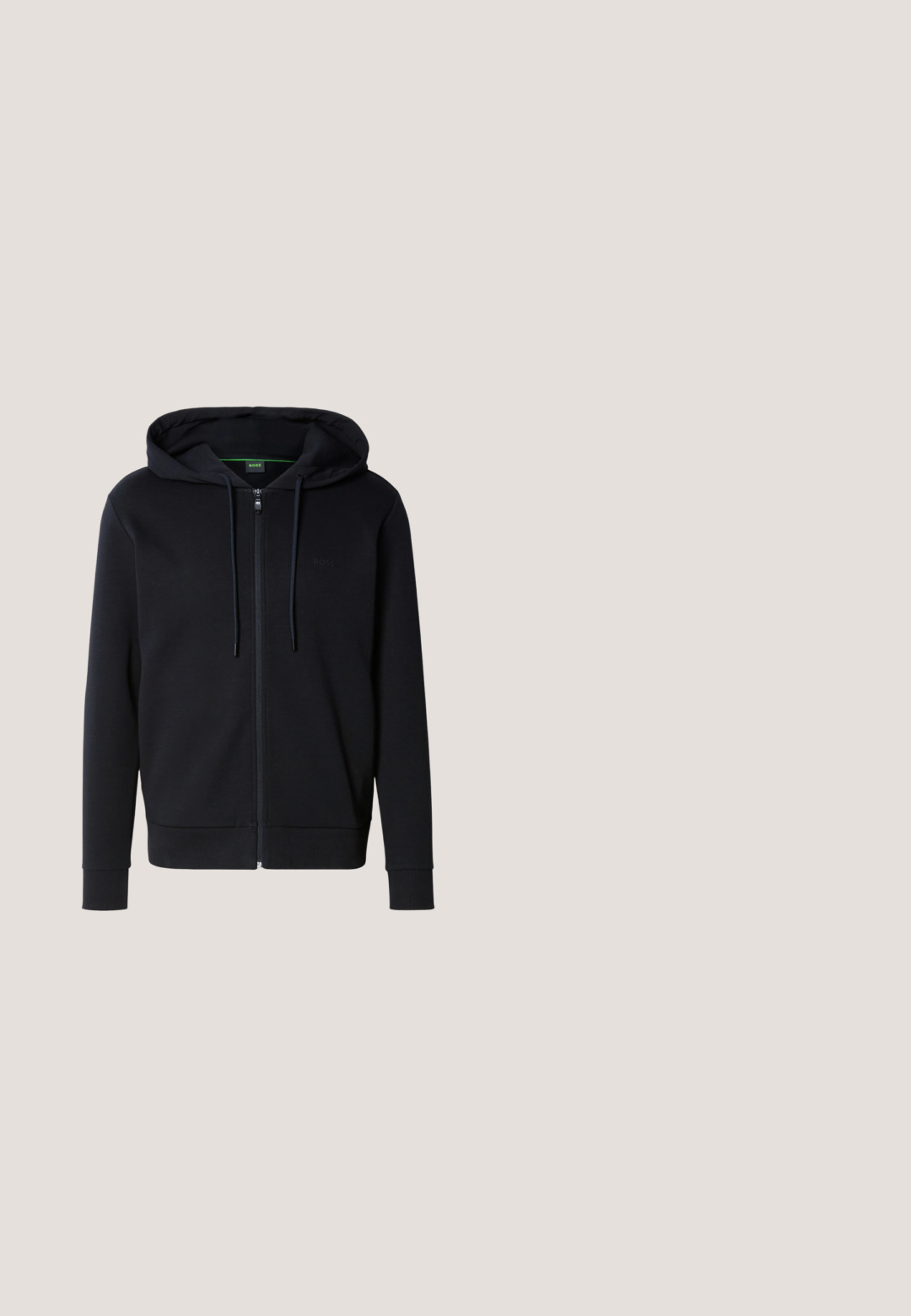 Sweat à capuche zippé noir en tissu doux, doté d'une capuche avec cordon, de poignets et d'un ourlet côtelés, avec un logo discret sur la poitrine.; Polo noir à manches courtes avec col et patte à deux boutons, présentant un logo BOSS discret sur la poitrine et une finition intérieure verte au niveau du cou.; Pantalon gris léger avec une taille élastique et un cordon de serrage ajustable, présentant une coupe droite et des ourlets avec revers.; Baskets basses noires avec semelle marron, bandes blanches sur les côtés, lacets noirs et texte "BOSS" sur le côté, vues de profil extérieur.; Sac bandoulière noir avec deux poches avant zippées et logo embossé "BOSS", avec bandoulière réglable.; Ceinture en cuir noir avec une finition lisse, dotée d'une boucle rectangulaire en métal gris embossée du logo "BOSS". Design élégant et simple.
