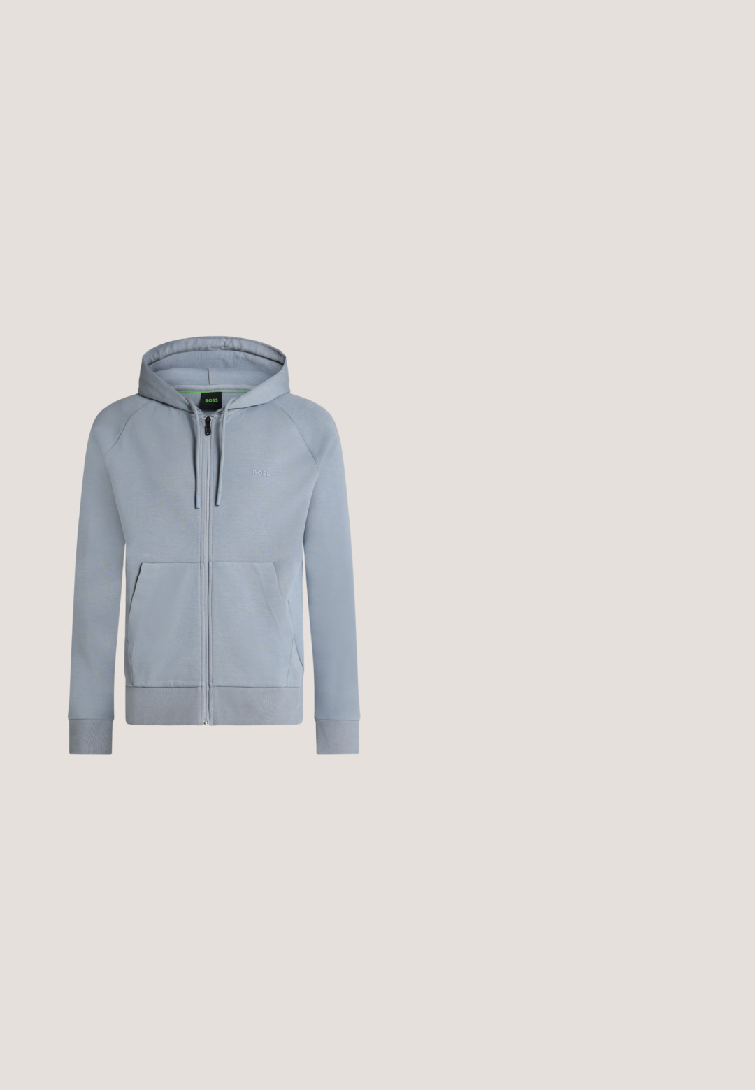 Sweat à capuche zippé gris clair avec poches avant, cordon de serrage à la capuche, poignets côtelés et petit logo "BOSS" sur la poitrine.; Veste matelassée noire sans manches avec col montant, fermeture éclair avant, deux poches latérales zippées et logo discret sur la poitrine sur fond uni.; T-shirt bleu clair à manches courtes avec col rond et logo Emporio Armani embossé subtil centré sur la poitrine.; Pantalon de survêtement gris avec taille élastique, poches latérales et détail cousu courant verticalement le long des jambes. Texture en mélange de coton.; Baskets couleur crème avec une tige en cuir lisse, bout arrondi, laçage à l'avant et semelle en caoutchouc texturée. Design minimaliste, sans logo.; Sac bandoulière rectangulaire gris foncé avec sangle réglable, poche avant zippée et emblème de logo argenté.