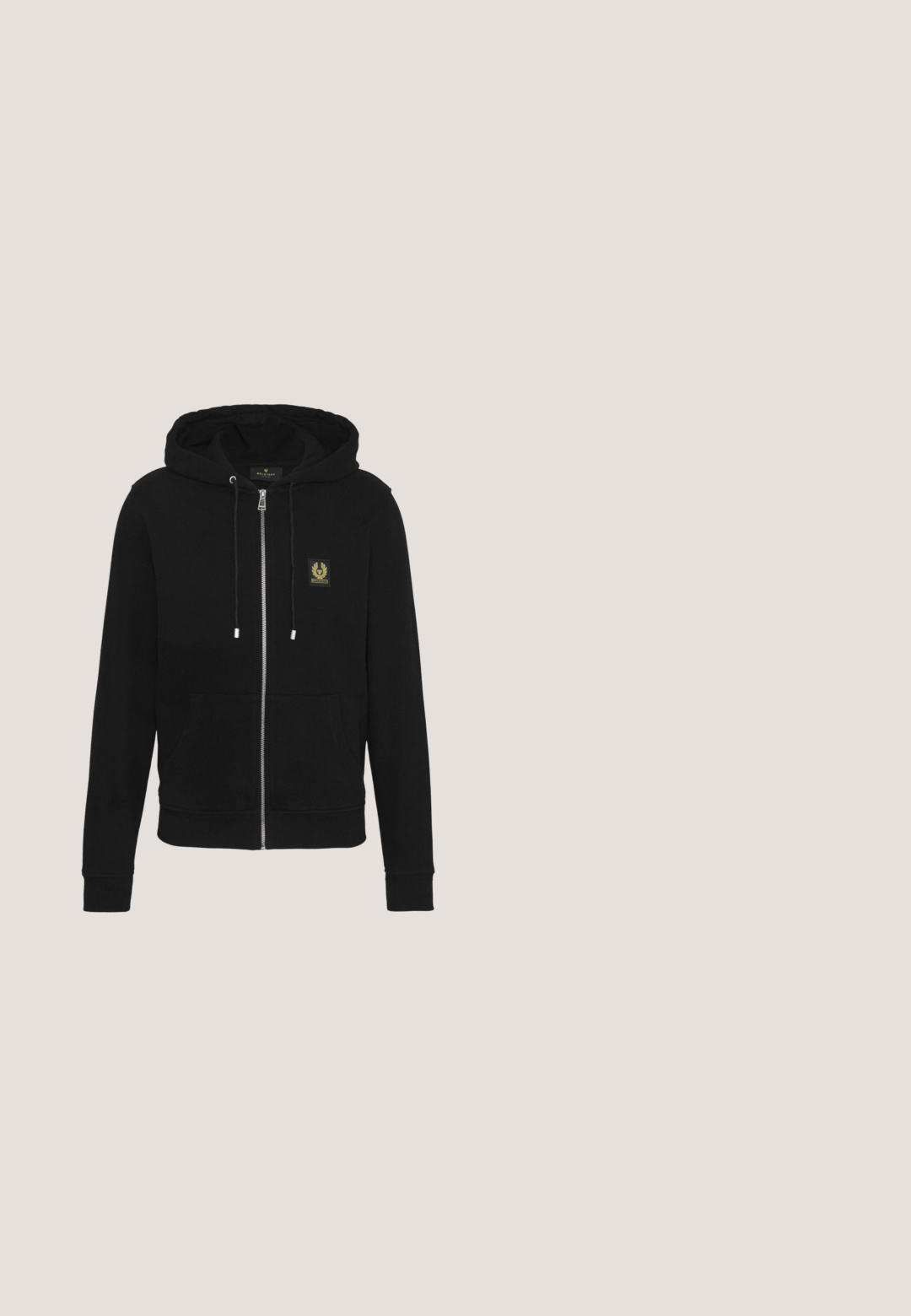 Sudadera con cremallera negra hecha de una tela suave, que cuenta con un bolsillo frontal, capucha ajustable y un parche de logo dorado en el lado izquierdo del pecho.; Chaleco acolchado negro con cuello alto, acolchado horizontal, cierre frontal con cremallera y un pequeño logo en el pecho. Textura suave.; Belstaff LONG SLEEVED - Polo - white; Pantalones de chándal grises de algodón con cintura elástica, cordones, bolsillos laterales y un pequeño logo amarillo en el muslo. Diseño de pierna estrecha.; Zapatilla negra con parte superior de cuero y ante, suela blanca y acentos en contraste. Presenta un logo dorado y cierre de cordones.; Gafas de sol rectangulares negras con lentes oscuros y acabado mate. Presentan un logotipo "POLO" grabado en las patillas y un diseño de marco resistente.