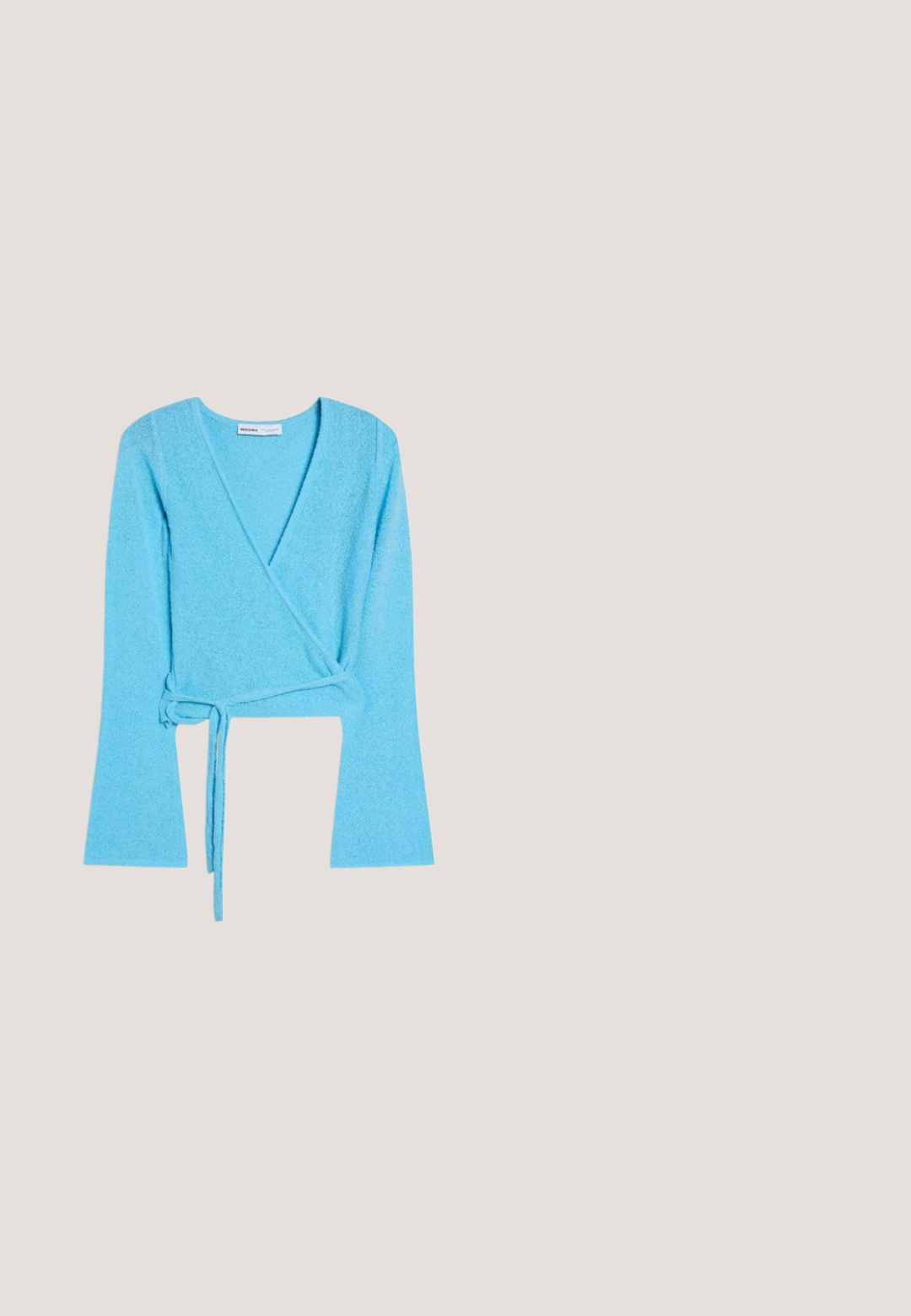 Lyseblå langærmet omslagstrøje med V-udskæring og bindebælte i taljen, vist fladt på en hvid baggrund.; Lyseblå satin cami top med tynde stropper og blonder langs V-halsen, med en let asymmetrisk kant.; Lyseblå elastiske bukser i taljen og ved anklerne med løs pasform, lavet af lette stoffer.; Lyseblå satin balletflat med snørelukning, elastisk hælkappe og tynd naturlig sål, set fra siden mod en hvid baggrund.; Lille rektangulær lyseblå læderhåndtaske med en lang rem og en guldfarvet detalje nær toppen af håndtaget.; Lyseblå hårklo med et vifte-lignende design, dekoreret med rhinsten og med fem tænder for greb og sikker fastgørelse.