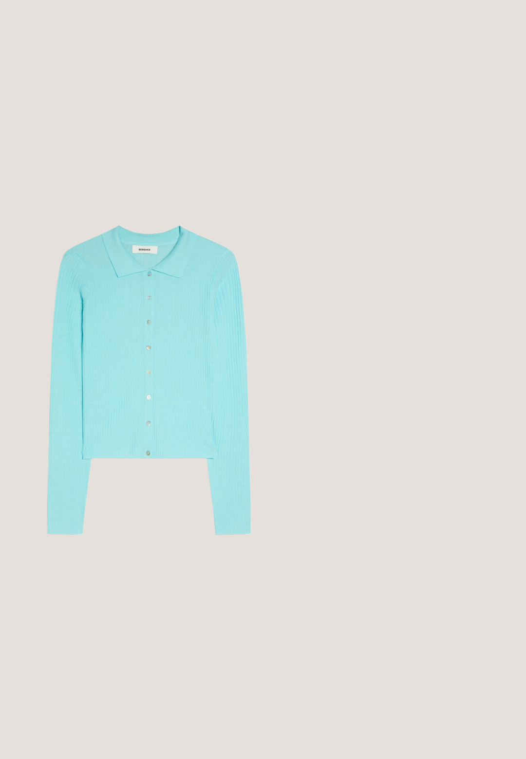 Cardigan côtelé bleu clair à manches longues avec col et fermeture à boutons sur le devant, posé à plat sur un fond blanc.; Haut bleu vif à col licou avec un décolleté plongeant en V et une large sangle de fermeture à l'arrière, posé à plat sur un fond blanc.; Shorts taille haute bleu clair, cintrés, avec passants de ceinture et poches latérales, confectionnés dans un tissu léger texturé.; Baskets blanches avec des accents métalliques violets et argentés, tige en maille, col rembourré, semelle en caoutchouc épaisse et détails de couture complexes.; Lunettes de soleil avec verres bleus rectangulaires et monture et branches à motif écaille, présentées sur fond blanc.; Sac bandoulière en synthétique bleu de forme rectangulaire, avec fermeture éclair, sangle ajustable et un patch logo noir à l'avant.