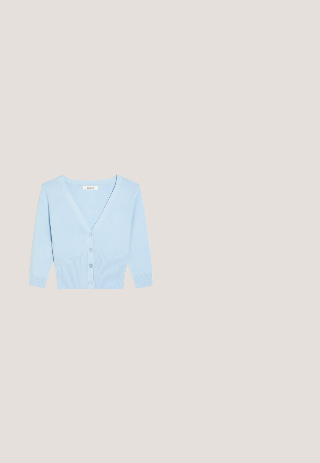 Lichtblauw cropped vest met lange mouwen, V-hals, geribde zoom en vier knopen aan de voorkant.; Even&Odd by Zalando Top - sky blue; VILA VIDOLL SKIRT - Minirok - nirvana; Chunky platform roze schoen met dubbele hartvormige gespen, kantafwerking en stevige sculpted zool tegen een plain witte achtergrond.; Kleine witte handtas met stoffen rozen die het geheel bedekken en een dunne, enkele band als handvat, op een effen achtergrond.; Witte stoffen scrunchie met roze bloemen en groene bladeren patroon op een lichte achtergrond.