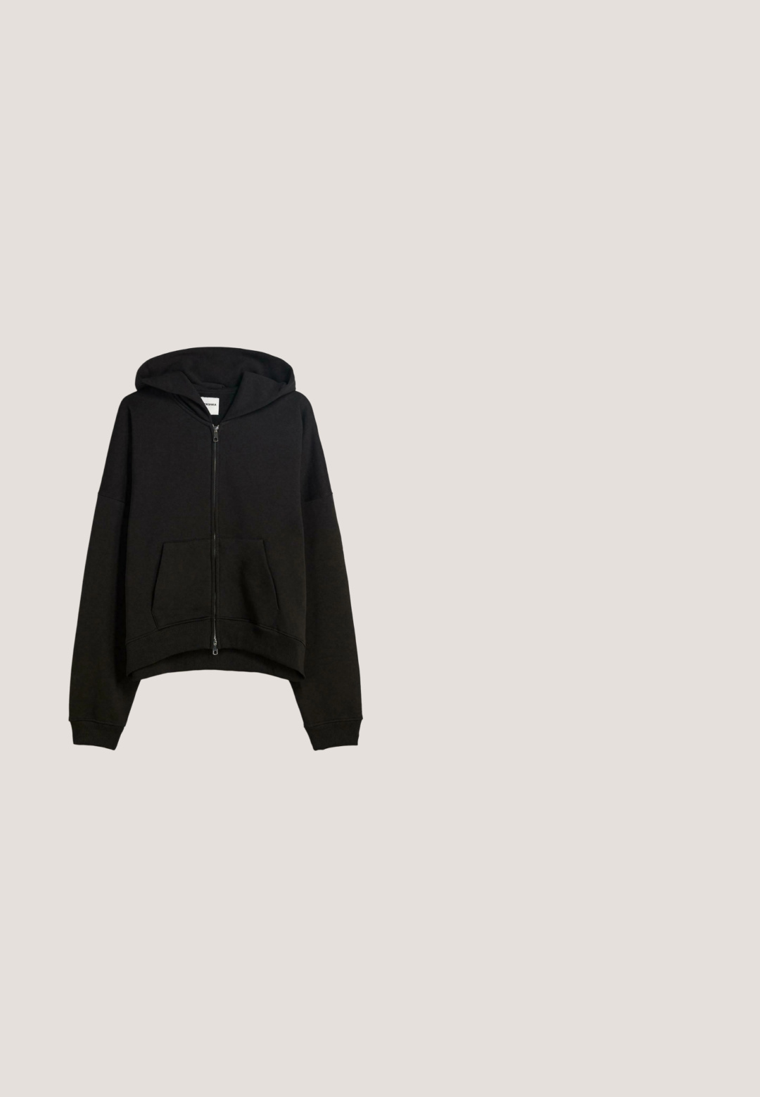 Sort zippered hoodie lavet af bomuldsblanding, med en stor hætte, frontlomme og ribbede manchetter samt en cropped design.; Sort cami-top lavet af glat stof, med justerbare spaghetti-stropper, en rund halsudskæring og en tætsiddende silhuet.; Sorte vide benklæder lavet af denim, med høj talje, fem lommer og en ren finish. Stoffet har en glat overflade med minimale accenter.; Sort platform-sandal med brede krydsede stropper, justerbar metalspænde og tekstureret sål på en ensfarvet lys baggrund.; Sort cylindrisk læderhåndtaske med sølv lynlås og lille vingeformet metallogo foran, med justerbar strop med spænde detaljer.; Sølv ring med sammenflettede bånd, prydet med klare ædelsten langs kanterne, glat finish, og stemplet "925" som angiver sterling sølv.