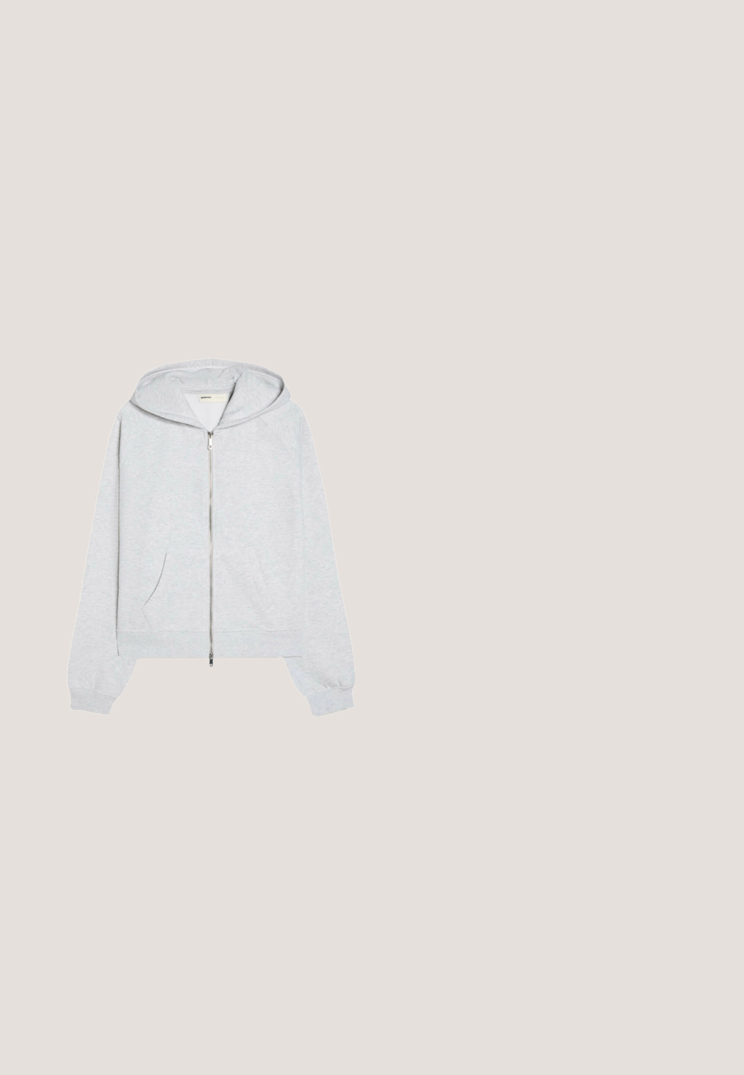 Sweat à capuche zippé gris clair avec poches avant, manches longues, poignets côtelés et capuche à cordon, posé à plat sur fond blanc.; T-shirt gris clair à manches courtes avec col rond, en tissu de coton doux, présenté à plat sur un fond blanc.; Pantalon de survêtement gris clair avec taille élastique, poches avant, fermeture à cordon et poignets élastiques avec liens réglables aux chevilles.; Baskets en cuir souple gris clair avec talon élastique, avant à lacets, bout en daim et semelle fine noire, vues de côté.; Lunettes de soleil rectangulaires noires avec des verres teintés foncés et des montures épaisses en plastique, vues de face sur un fond blanc.; Sac cabas gris avec double poignée et bandoulière amovible, fermeture zippée en haut et ferrures dorées.