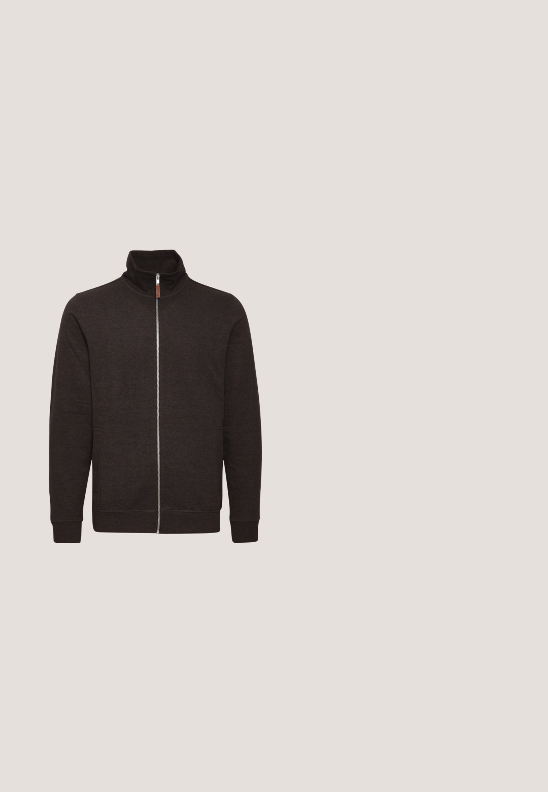 Tumepruun tõmblukkudega sviiter kõrge Kraega, kahe küljetasku ja ribakudumistega varrukate ning äärega, valmistatud pehmest, tekstureeritud kangast.; Blend BHMARIO FLEECE - Vest - chicory coffee; Raundika värviga lühikeste varrukatega T-särk pehmest kangast, millel on vasakul rinnal diskreetne reljeefne logo ja mugav lõige.; Tumed corduroy cargo püksid, millel on kaks küljetaskut, nööbi sulgemine ja sirge sääre disain koos nähtava tekstuuri ja soontega.; Valge ja pruun vabaajajalats tekstureeritud nahast pealsega, augulise ninaosaga, küljele paigutatud logoga ja kummist tallaga. Ümar kujuga madala servaga disain.; Bata Ülerinna-kott - marrone