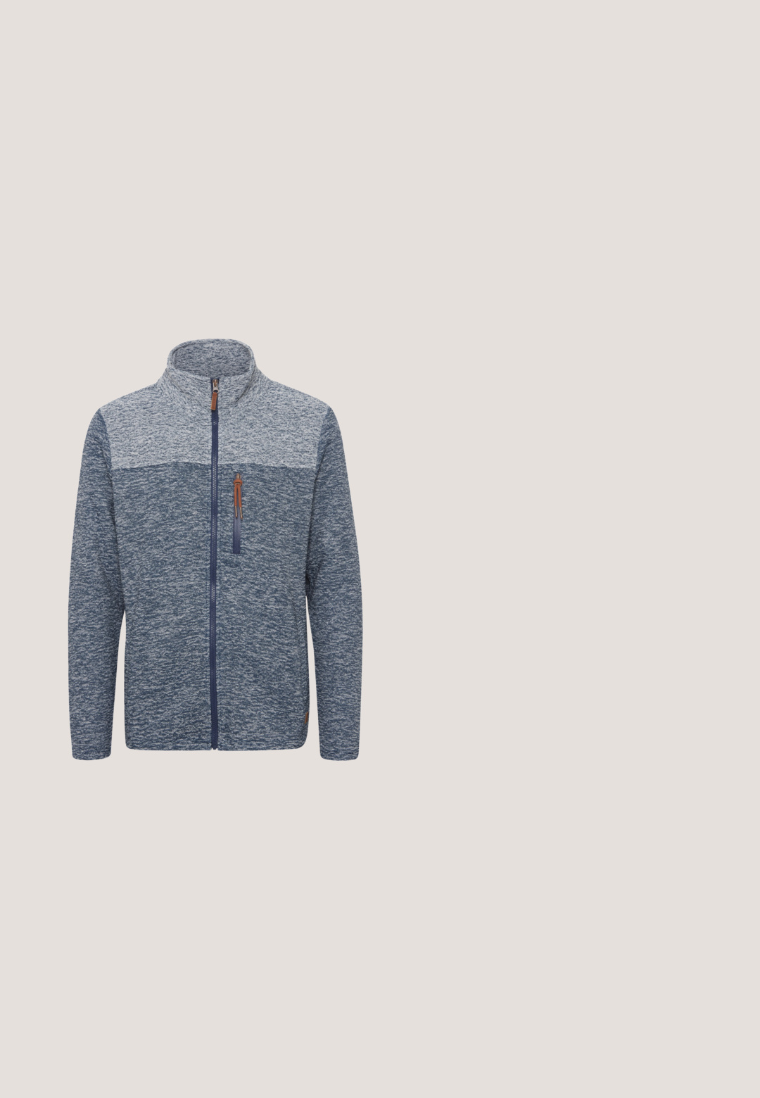 Veste en polaire avec un design bleu chiné, col haut, fermeture éclair complète et une poche poitrine zippée avec un accent en cuir marron.; Chemise bleue à manches longues avec boutons blancs et un petit logo rouge brodé sur la poitrine gauche.; Jean en denim bleu foncé, tissu de poids moyen, coupe droite, style à cinq poches, avec une fermeture à bouton à l'avant et des passants de ceinture.; Baskets basses noires avec semelle blanche et patch au talon, comportant le logo Tommy Hilfiger sur le côté et un détail rouge sur la languette.; Trousse de toilette noire rectangulaire avec poche avant texturée, anse latérale et logo Tommy Hilfiger à l'avant sur fond blanc.; Ceinture en cuir bleu foncé enroulée avec une boucle métallique rectangulaire noire et un petit logo carré rouge, blanc et noir sur la boucle.