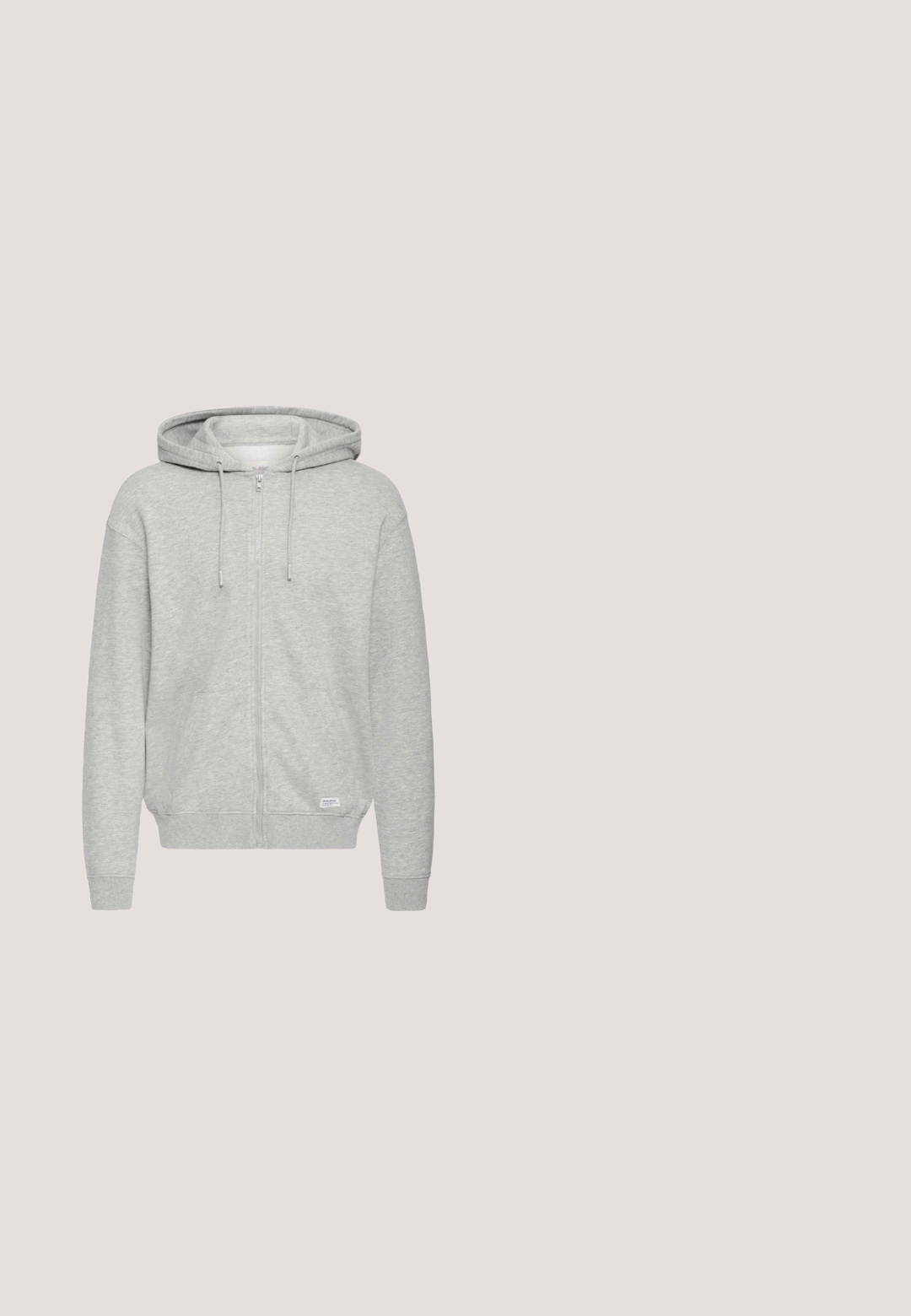 Vue de face d'un sweat à capuche zippé gris clair avec une capuche, présentant une texture lisse, des cordons de serrage et des poches latérales.; Gilet rembourré gris avec des panneaux quiltés verticaux, col haut et fermeture éclair à l'avant. Comprend des poches latérales et une texture de tissu lisse et brillante.; T-shirt en coton gris avec un col rond, des manches courtes et un texte rouge indiquant "Purpose" au-dessus de "Grounded" sur la partie gauche de la poitrine.; Pantalon de survêtement gris clair en tissu de coton doux. Comprend une taille élastique avec cordon de serrage et une coupe droite.; Baskets basses blanches et gris clair avec fermeture à lacets, semelle épaisse et languette au talon, présentées en profil latéral.; Sac bandoulière rectangulaire noir avec bandoulière réglable et poche zippée à l'avant sur fond blanc.