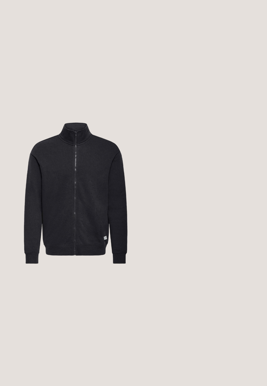 Sweat-shirt noir zippé avec col montant, en tissu doux, doté de poignets côtelés et d'une petite étiquette de marque sur le côté inférieur.; Gilet en duvet noir avec col haut, fermeture éclair à l'avant et deux poches latérales. Texture lisse et motif matelassé sur le corps.; T-shirt à manches courtes gris clair en tissu doux mélange de coton. Il présente un col rond et une petite étiquette logo sur le côté inférieur.; Pantalon de jogging noir slim avec taille élastique, cordon réglable, poches latérales et poignets élastiques aux chevilles.; Baskets basses gris foncé avec panneaux en mesh, semelle épaisse et boucle au talon, vues de profil sur fond blanc.; Trousse de toilette rectangulaire noire avec poche zippée à l'avant, poignée latérale et texture en tissu sur fond blanc.