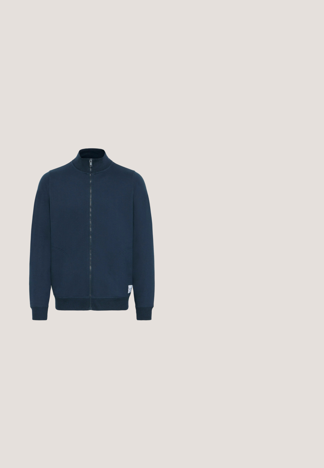 Mørk navy zip-up sweatshirt med høj krave, to sidelommer og ribstrikkede manchetter. Glat tekstur og minimalistisk design.; Marineblå polstret vest med høj krave og justerbar snoretrækshætte. Har to sidelommer og en frontlynlås. Blød stofstruktur.; Mørkeblå bomulds T-shirt med rund hals, korte ærmer og en lille brystlomme. Glat tekstur, normal pasform, enkelt design.; Lysblå denim jeans med et klassisk lige ben-design, der har fem lommer, metalknaplukning og en let falmning på stoffet.; Marineblå atletiske sko med ruskind, mesh-detaljer og gummisål. Letvægtsdesign med polstret krave og strukturerede detaljer.; Rektangulære marineblå solbriller med orange accenter og reflekterende orangetonede linser, placeret på en ensfarvet hvid baggrund.