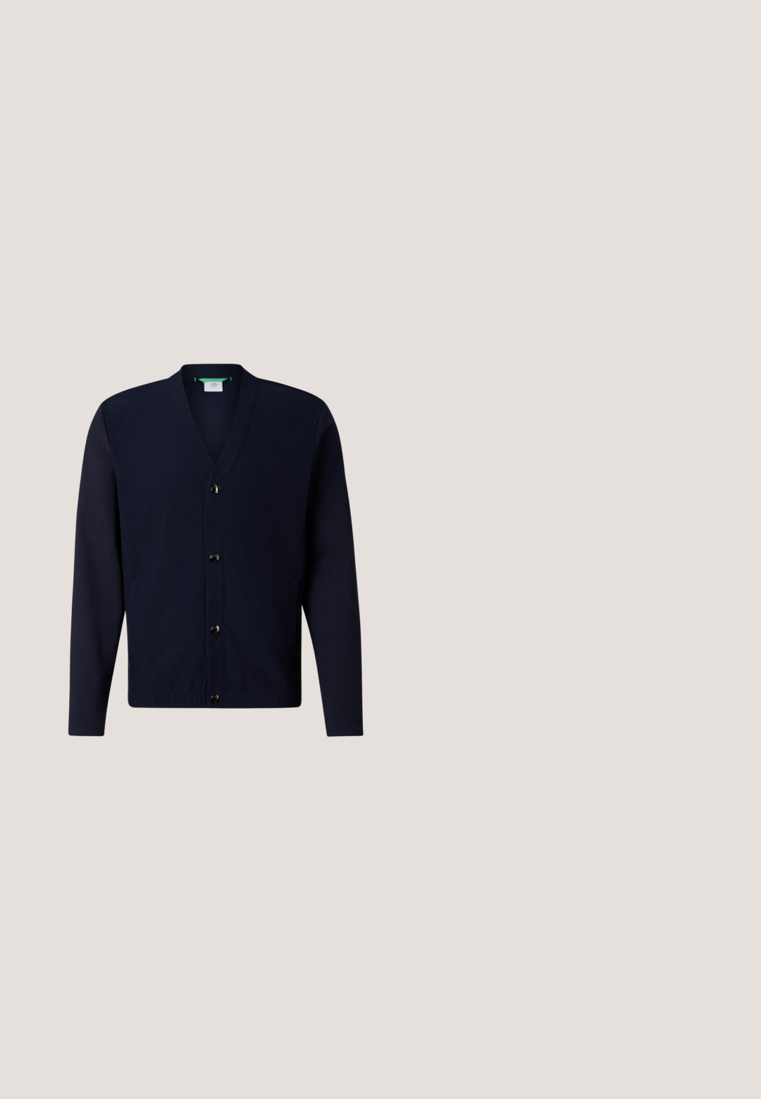 Mørk marineblå cardigan med lange ærmer, V-hals, fire sorte knapper foran og et slankt, tætsiddende design.; Mørkeblå langærmet polo shirt lavet af blødt stof med en klassisk krave, tre-knaps placket og præget logo på brystet.; Marineblå chinos lavet af et blødt, holdbart stof. Har knappelukning, bæltestropper og en lige ben-design. Ingen synlige mønstre.; Mørkeblå ruskind herreloafer med syninger og gummisål, vist fra siden på hvid baggrund.; Marineblå rektangulær toilettaske lavet af tekstureret materiale. Har en lynlåslomme foran og et sidelænk til nem bæring.; Marineblåt flettet stofbælte med sølv rektangulært spænde og matchende stofløkke, snoet på hvid baggrund.