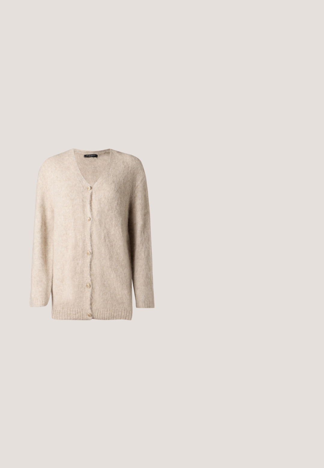 Lys beige cardigan lavet af blødt, fluffy stof. Har en V-hals, lange ærmer og seks dekorative gyldne knapper fortil.; Langærmet hvid skjorte med krave og manchetter, lavet af let, semi-gennemsigtigt stof, vist på en ensfarvet baggrund.; Beige bukser med vide ben med forreste knap- og lynlåslukning, bæltestropper og sidelommer, lavet af tekstureret stof.; Beige ruskindslipper med frynse-detalje, indsamlet frem-syning, lavt stablet træhæl og præget mærkenavn på siden.; Beige firkantet tørklæde med sort og hvidt lille geometrisk mønster jævnt fordelt på stoffet.; Beige vævet stråtaske med to lysebrune læderhåndtag og et diskret broderet monogram i midten foran.
