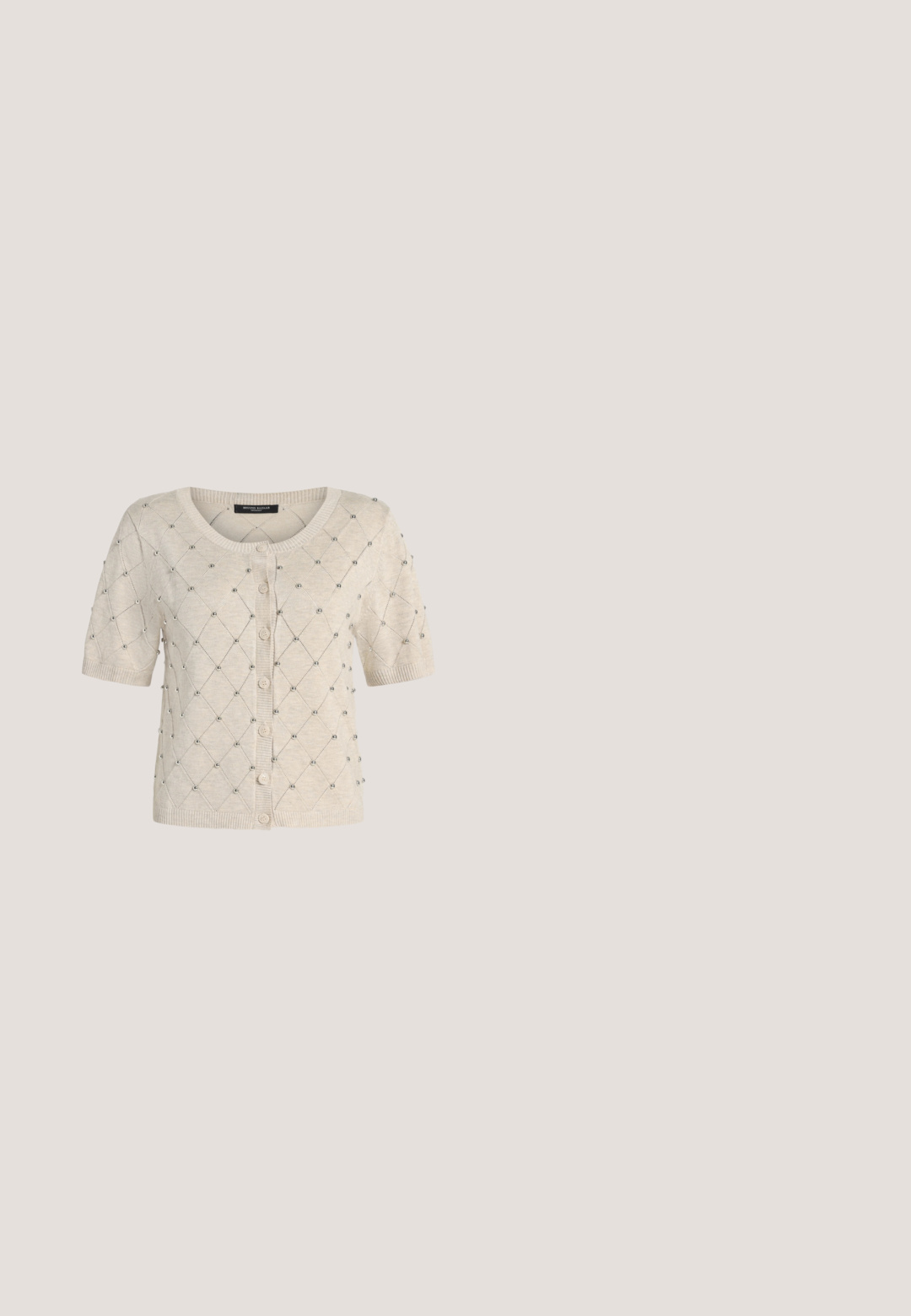 Cardigan beige à manches courtes avec boutons sur le devant, motif matelassé en losanges, et petits clous argentés sur un fond uni clair.; Débardeur beige côtelé avec bordure en dentelle autour du col et des bretelles, sans manches, coupe ajustée.; Pantalon beige ajusté à jambe droite avec passants de ceinture, fermeture éclair frontale et bouton, sur un fond clair uni.; Chaussure à talon haut à bride arrière en satin marron, avec un bout pointu et un nœud décoratif à l'avant. Présente une silhouette élégante et un talon fin.; Sac à main en forme de croissant couleur crème avec une broderie florale et une courte sangle, suspendu sur un fond blanc.; Ceinture chaîne en or délicate avec de petites fleurs liées et une chaîne d'extension réglable sur un fond blanc uni.