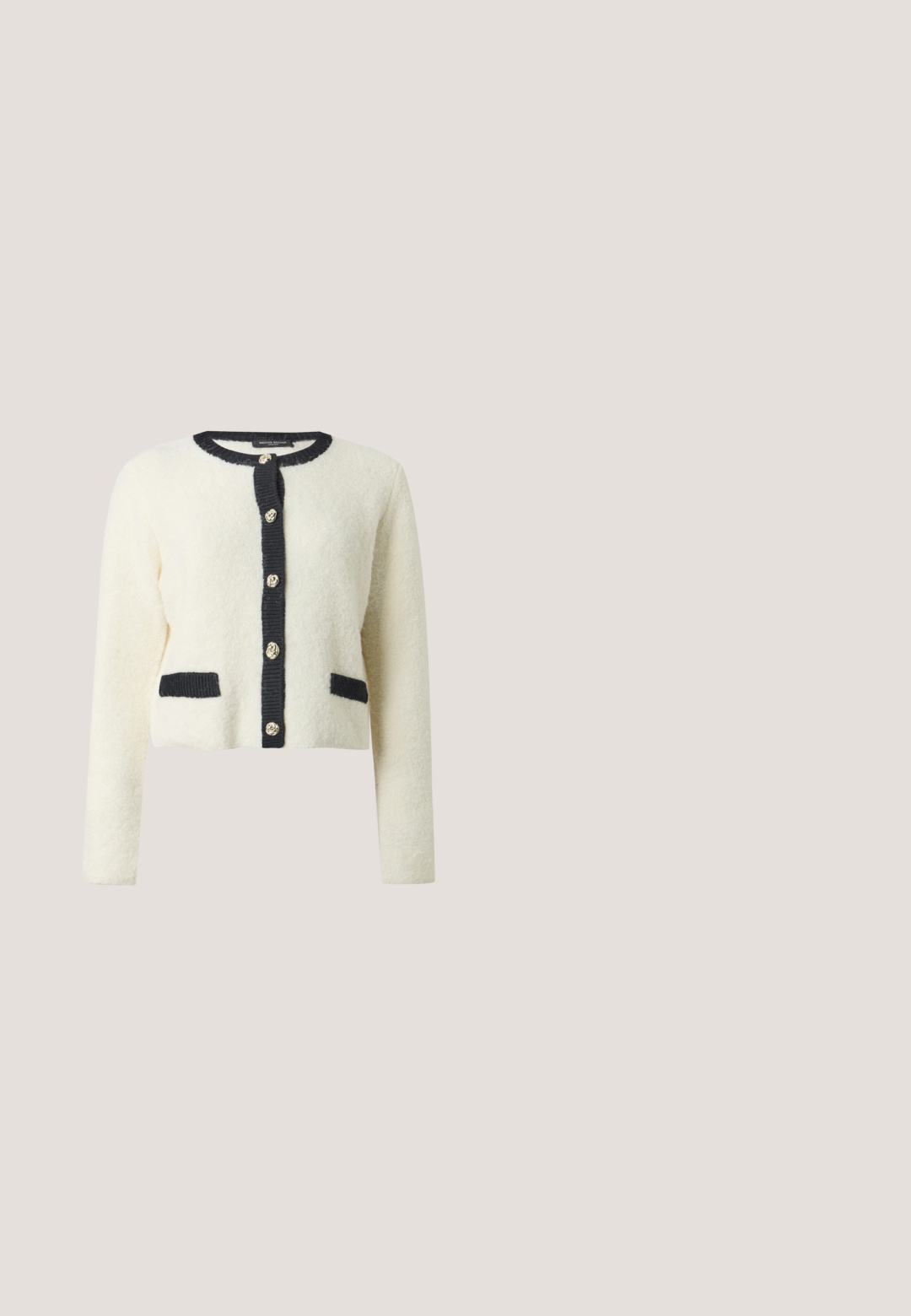 Hvid struktureret cardigan med sort kant langs knaplinjen, kraven og lommerne, med seks udsmykkede guldknapper foran.; Ærmeløs sort top lavet af et let materiale. Har en rund halsudskæring og en skjult lynlås i ryggen til lukning.; Sorte fløjl bukser med elastisk talje og brede lige ben, vist på en ensartet lys baggrund.; Sort læder sandal med hæl og ankelrem, åben tå, firkantet front og sølvfarvede metalaccenter. Figurformet design med en slank profil.; Sort håndtaske i laklæder med afrundede håndtag, aftagelig skulderrem og sølvspænde på ensartet hvid baggrund.; Guld kæde halskæde med skiftende hvide perler og klare krystalkluster i blomsterform, med justerbar lås og lille stjernevedhæng.