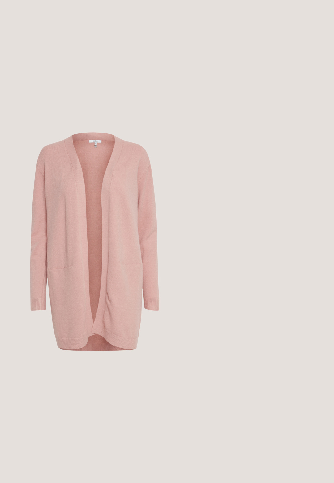 Lichtroze lange cardigan van zacht breiwerk. Ontwerp met een open voorkant en twee voorkzaken met ribgebreide manchetten. Glad oppervlak, relaxed fit.; Korte mouw V-hals top van lichtgewicht stof. Heeft een witte basis met verticale roze en grijze streep patronen. Ontworpen in een relaxte pasvorm.; Lichtblauwe skinny jeans van denim met een hoge taille, vijf zakken en een subtiele vervaging. Voorzien van een ritssluiting en metalen knoopsluiting.; Lichtroze suède sneaker met een textuur rubberen zool, ronde neus, vetersluiting aan de voorkant en een subtiele logo op de zijkant.; Lichtroze leren emmer tas met witte accenten, een gestructureerde afwerking, dubbele handvatten en een lange verstelbare schouderriem voor veelzijdige draagt opties.; Gouden metalen ring met een gedraaide design met gladde, glanzende oppervlakken en open uiteinden. Het heeft een minimalistische, hedendaagse uitstraling.