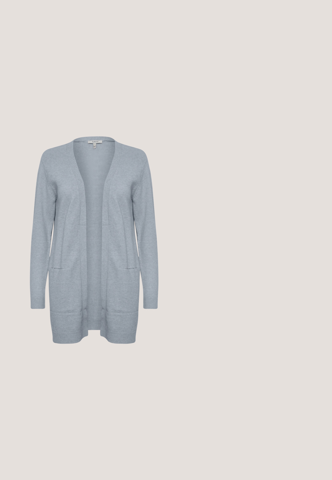 Lichtgrijze cardigan met een loose fit, open voorkant, lange mouwen en twee voorzakken. Gemaakt van zacht breimateriaal, met ribgebreide manchetten.; Gestreept T-shirt in het wit met zwarte horizontale lijnen. Zacht katoenmateriaal, ronde halslijn, korte mouwen, met een klein accent van een rood hart.; Lichtblauwe high waist recht gesneden spijkerbroek met knoop- en ritssluiting aan de voorkant, voorzakken en subtiele verweerde details.; Witte lage sneaker met beige hielstuk, witte veters, dikke zool en een klein geborduurd krokodillenlogo aan de zijkant.; Roze gequilted tote bag met grijze handvaten en hardware, met een rechthoekige vorm en een logo patch aan de voorkant. Zachte stoftextuur.; DIAMANT L'ÉTERNEL Oorbellen - gold coloured