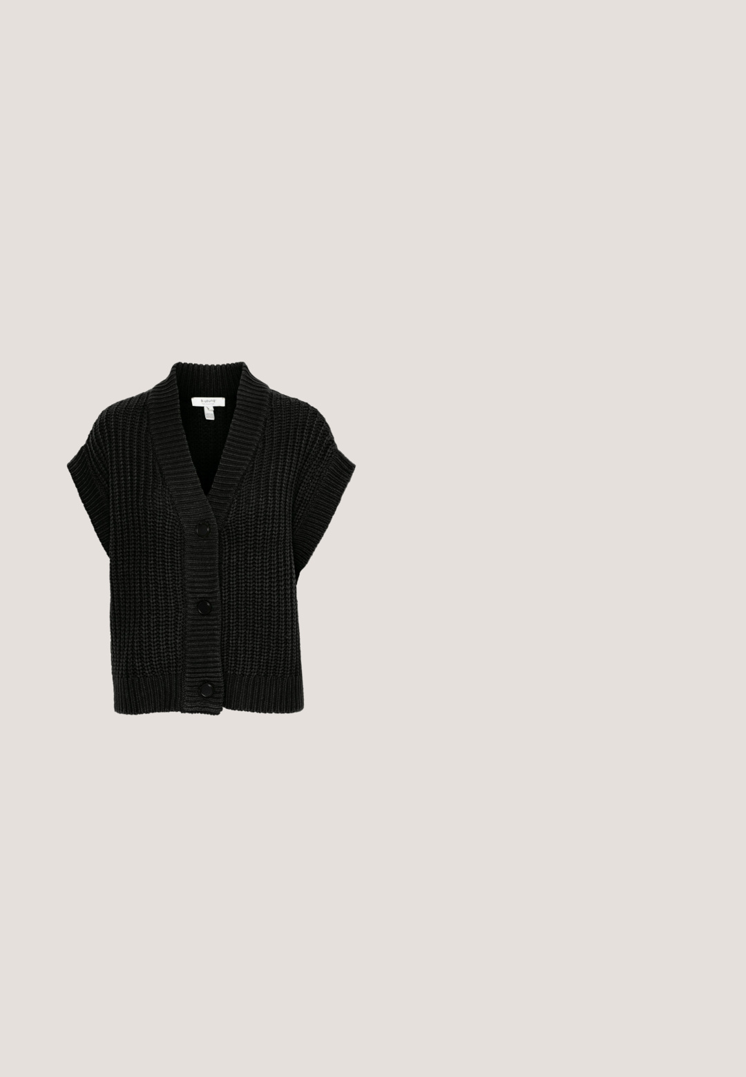 b.young B.YOUNG BYOTINKA  - Vest - black; Zwarte gebreide mouwloze top met een hoge hals en een getailleerd ontwerp. De textuur is geribd en heeft een subtiele glans.; Zwarte broek met wijde pijpen en een elastische tailleband, gemaakt van lichtgewicht stof, plat gelegd op een witte achtergrond.; Zwarte mesh Mary Jane platte schoen met ronde neus, verstelbare band, zilveren gesp en stevige hielcounter op witte achtergrond.; Zwarte leren schoudertas in halve maanvorm met verstelbare band en gouden ritssluiting, voorzien van een klein gouden "nat & nin" logo aan de voorkant.; Zilveren multibandring met verweven, gladde oppervlakken en een gepolijste afwerking, met een modern ontwerp in een cirkelvorm.